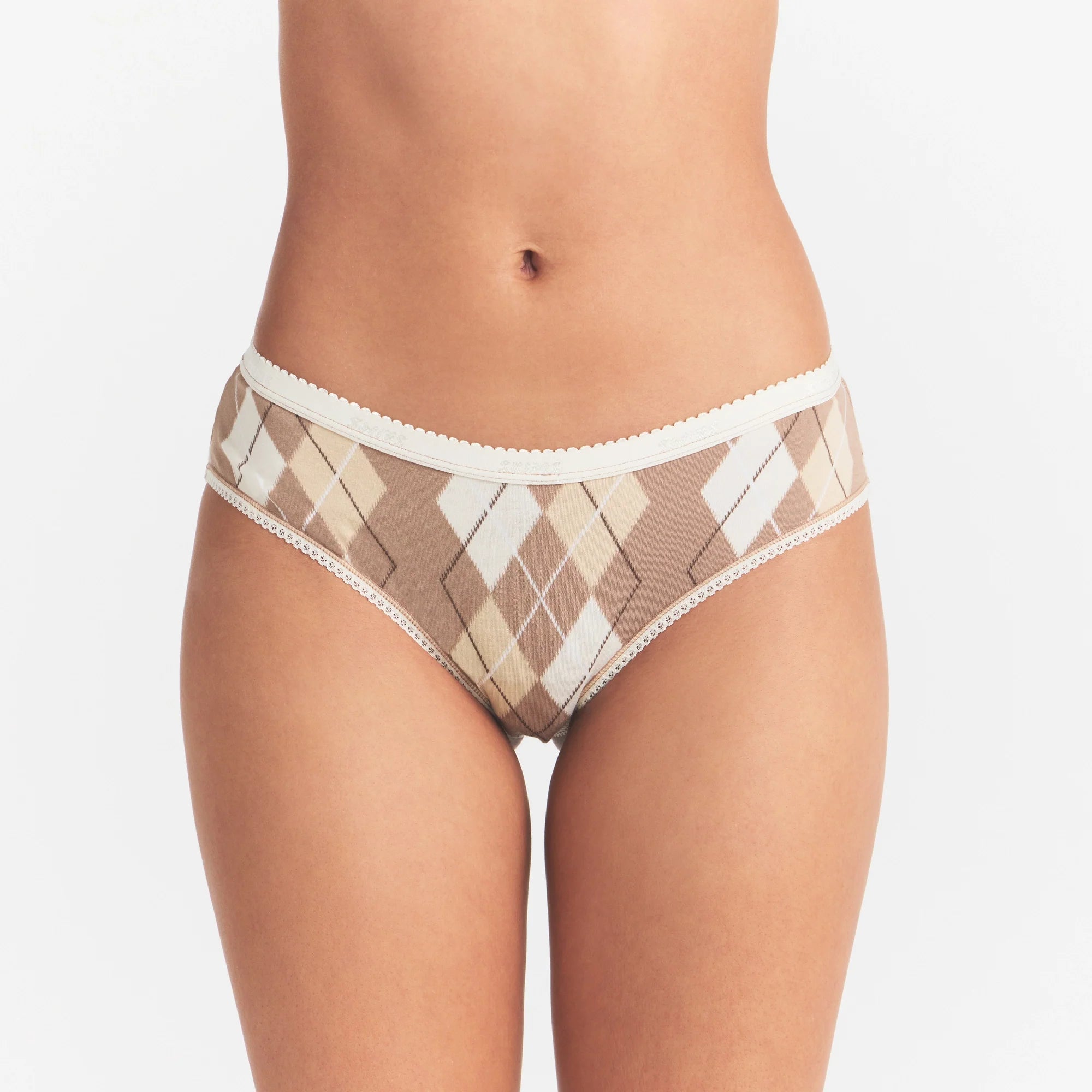 LIGHTWEIGHT COTTON LOGO PICOT HIPSTER | CAFE ARGYLE PRINT ON A MODEL SIDE VIEW @ | FOCUS: 0.0, 1.0, 0.9