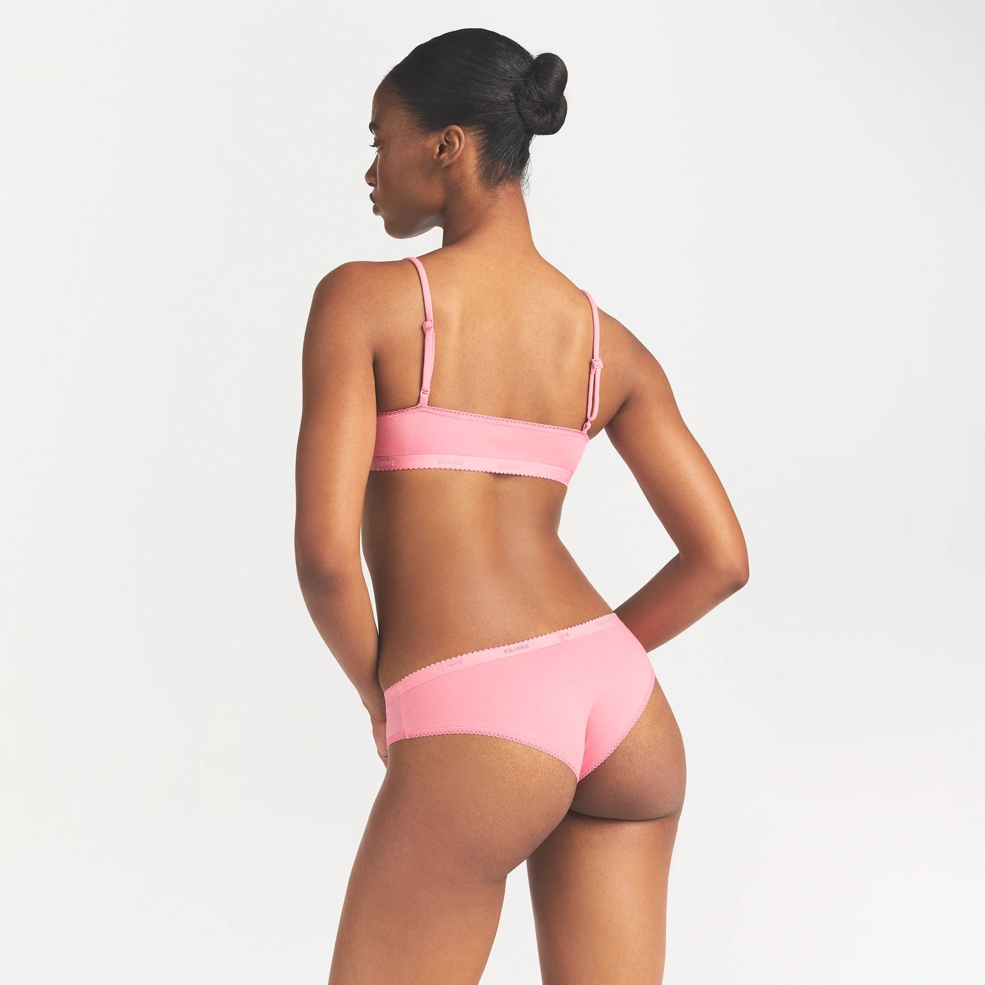 LIGHTWEIGHT COTTON LOGO PICOT HIPSTER | MELON TONAL ON A MODEL SIDE VIEW @ | FOCUS: 0.0, 1.0, 0.9