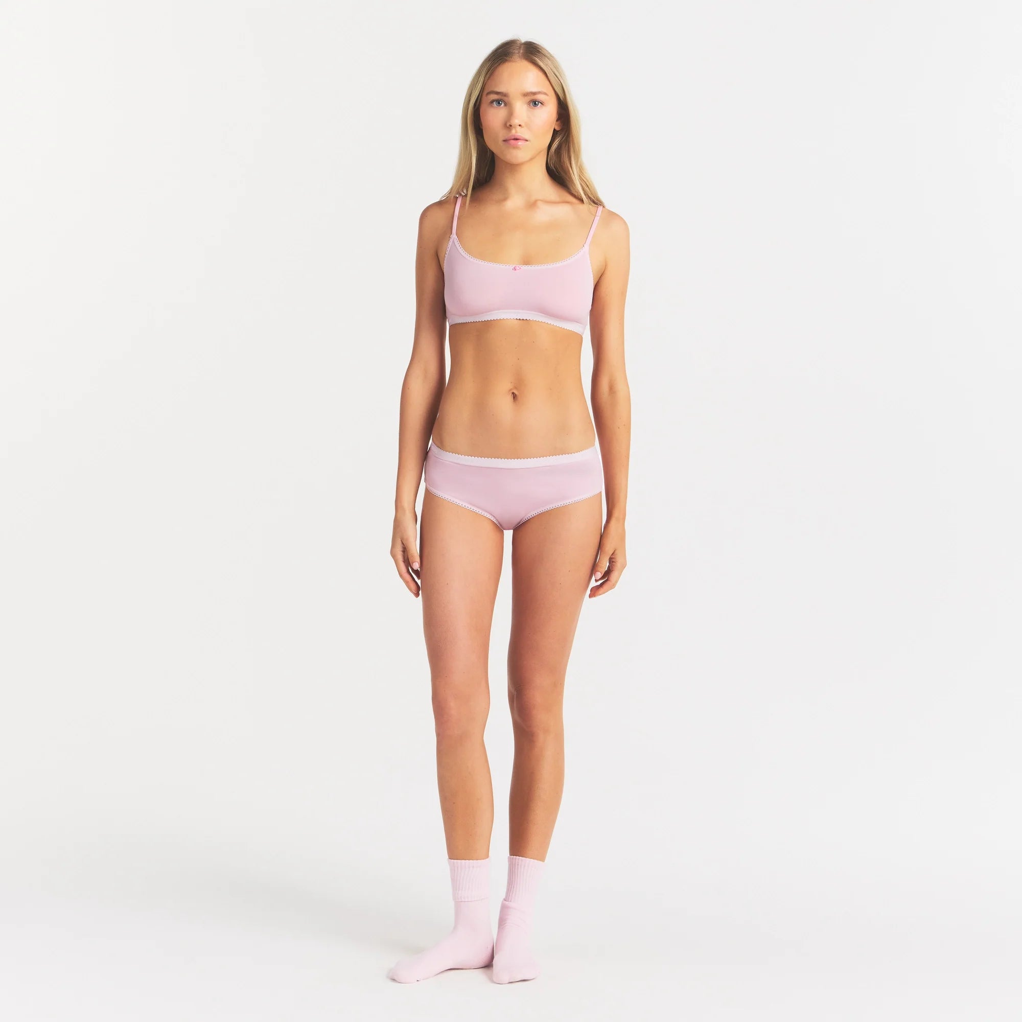 LIGHTWEIGHT COTTON LOGO PICOT HIPSTER | PEONY ON A MODEL FRONT VIEW @ | FOCUS: 0.0, 1.0, 0.9