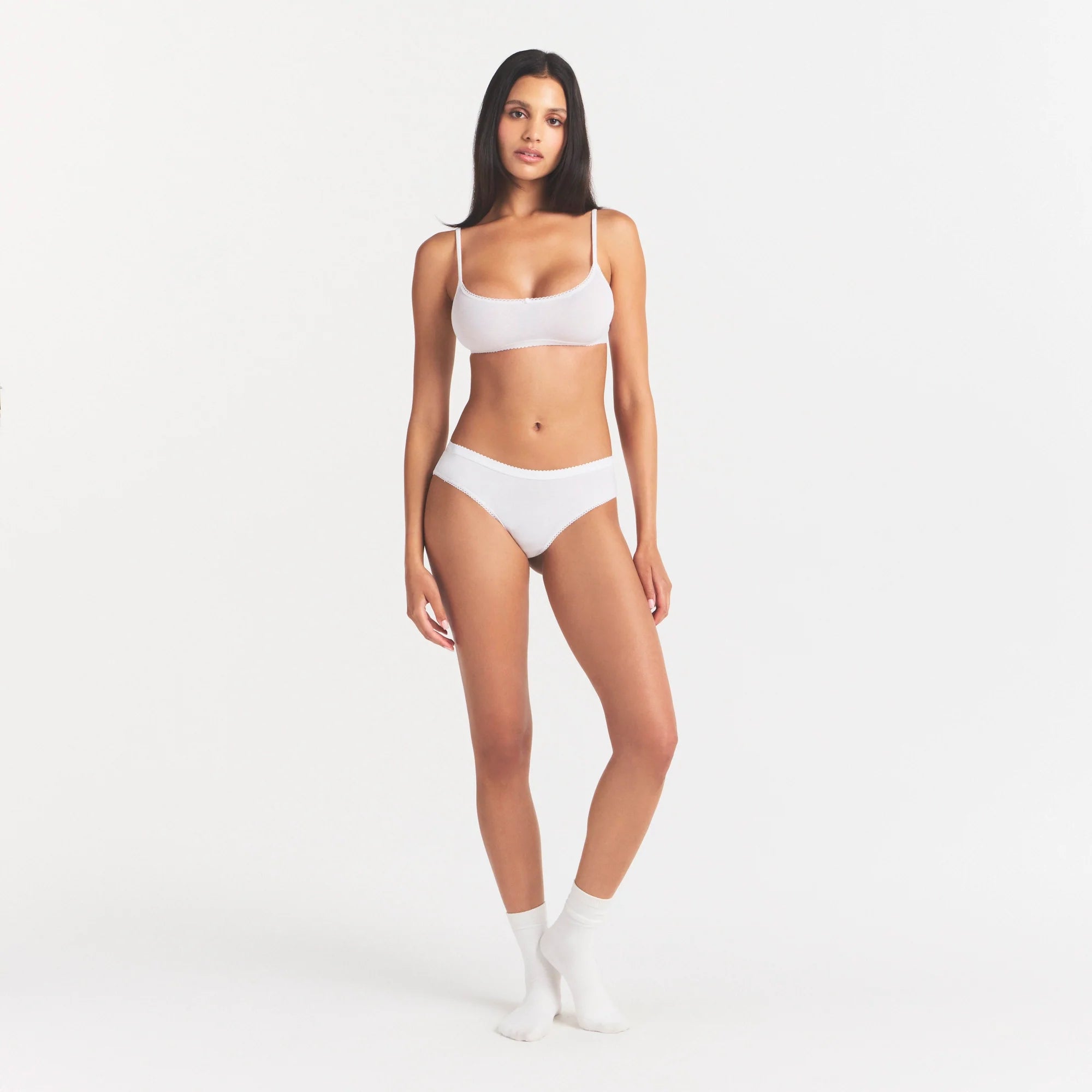 LIGHTWEIGHT COTTON LOGO PICOT HIPSTER | SNOW ON A MODEL FRONT VIEW @ | FOCUS: 0.0, 1.0, 0.9