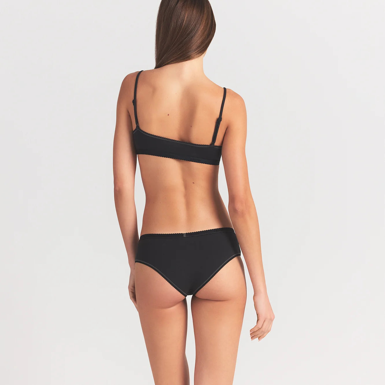 LIGHTWEIGHT COTTON LOGO PICOT HIPSTER | SOOT ON A MODEL BACK VIEW | FOCUS: 0.0, 1.0, 0.9