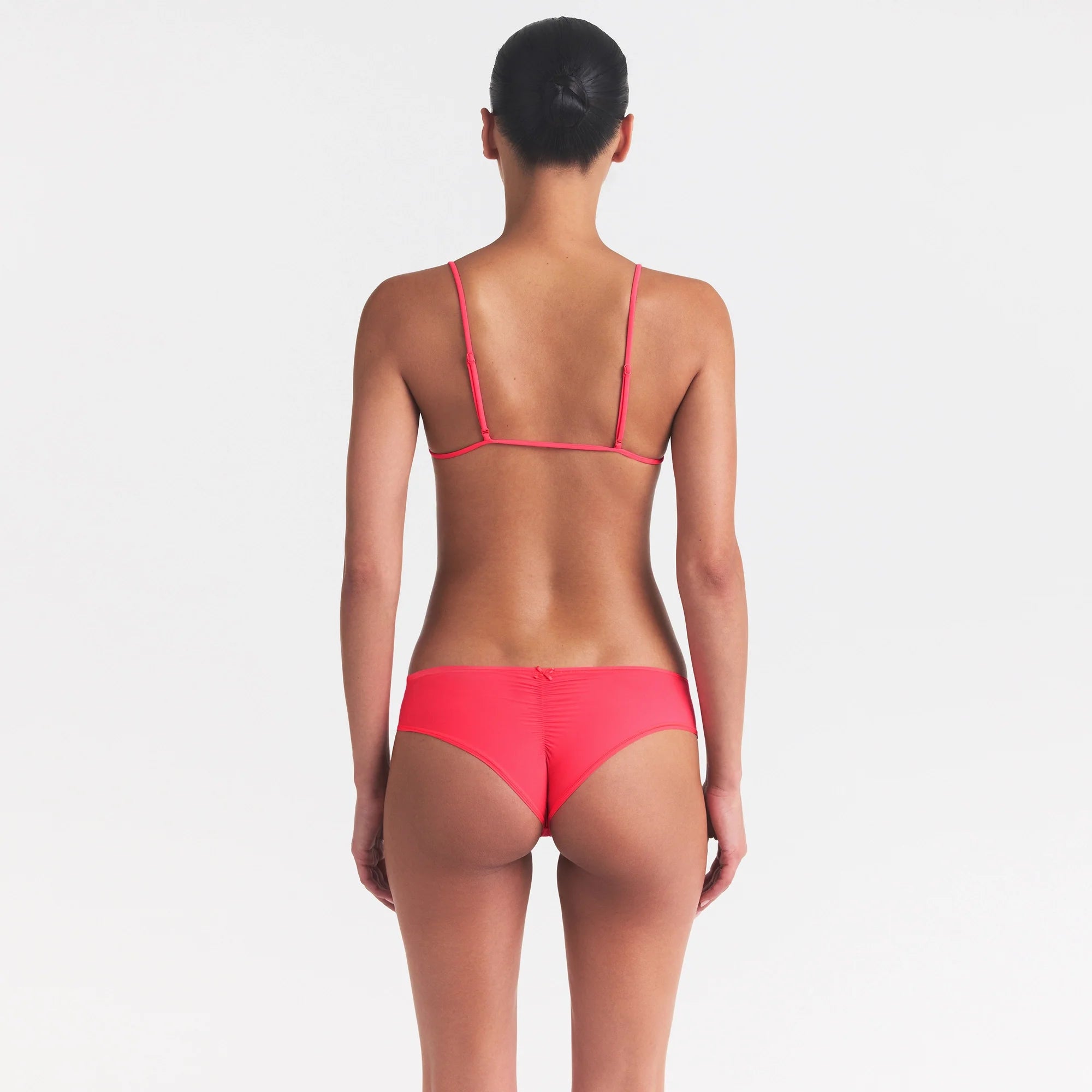 FITS EVERYBODY MICRO HIPSTER | ULTRA PINK ON A MODEL SIDE VIEW @ | FOCUS: 0.0, 1.0, 0.9