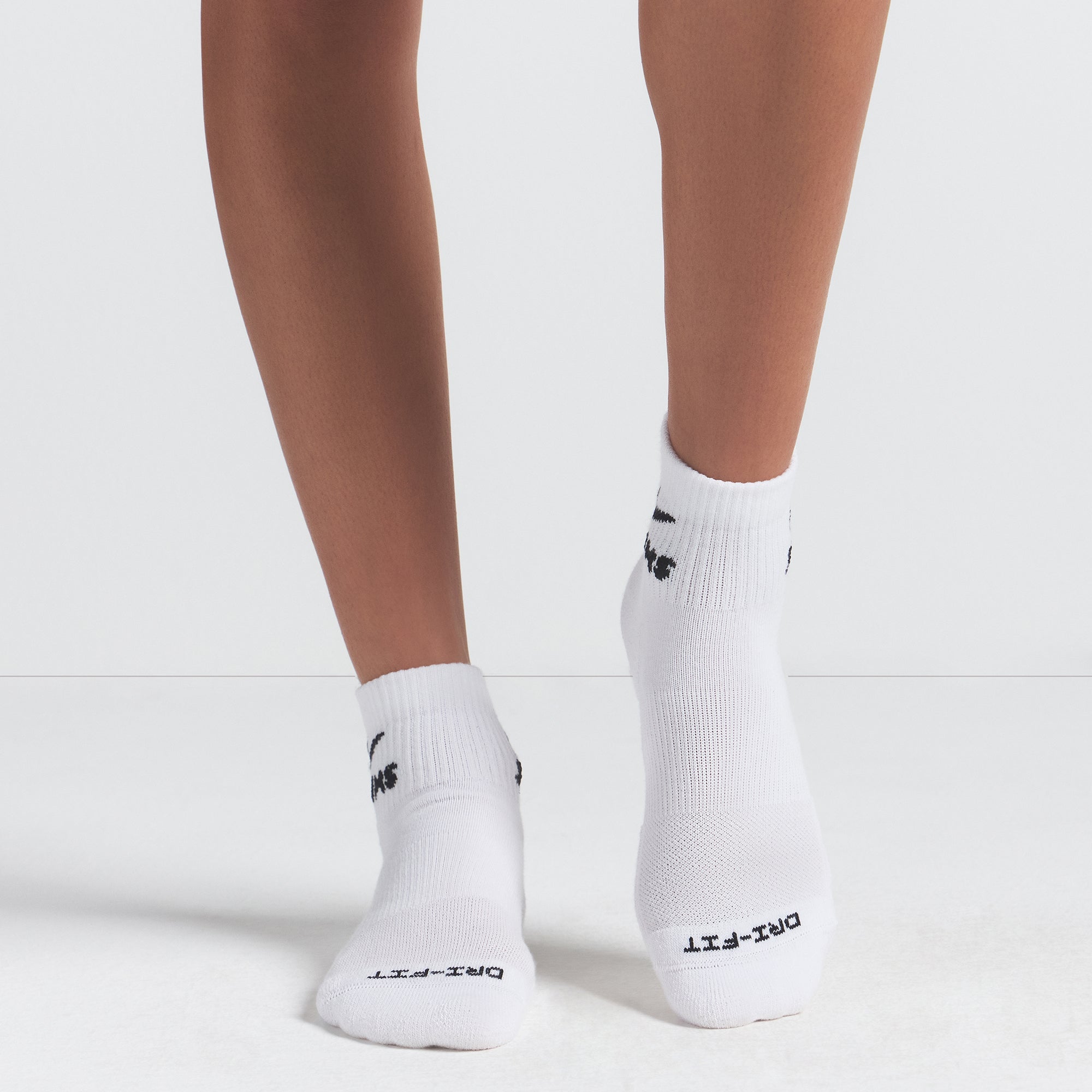 NikeSKIMS DRI-FIT QUARTER CREW SOCK 3-PACK | SNOW ON A MODEL FRONT VIEW @ | FOCUS: 0.0, 1.0, 0.9