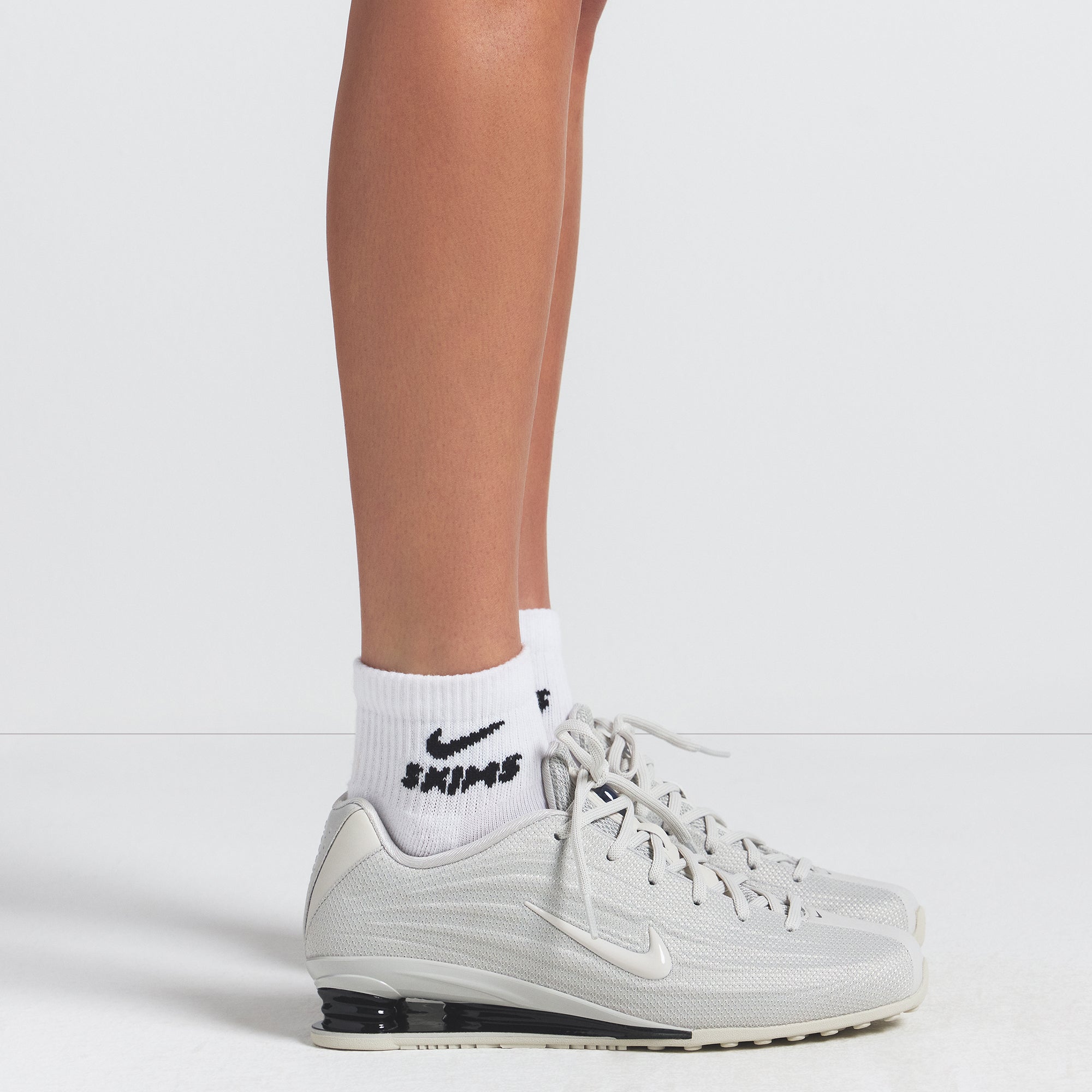 NikeSKIMS DRI-FIT QUARTER CREW SOCK 3-PACK | SNOW ON A MODEL FRONT VIEW @ | FOCUS: 0.0, 1.0, 0.9