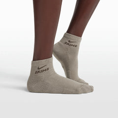 NikeSKIMS ACCESSORIES DRI-FIT QUARTER CREW SOCK 3-PACK  | HIMALAYAN(ECRU)/DUNE(DUSTYOAKMOSS)/SNOW(TRUFFLE) FLAT ON A WHITE BACKGROUND