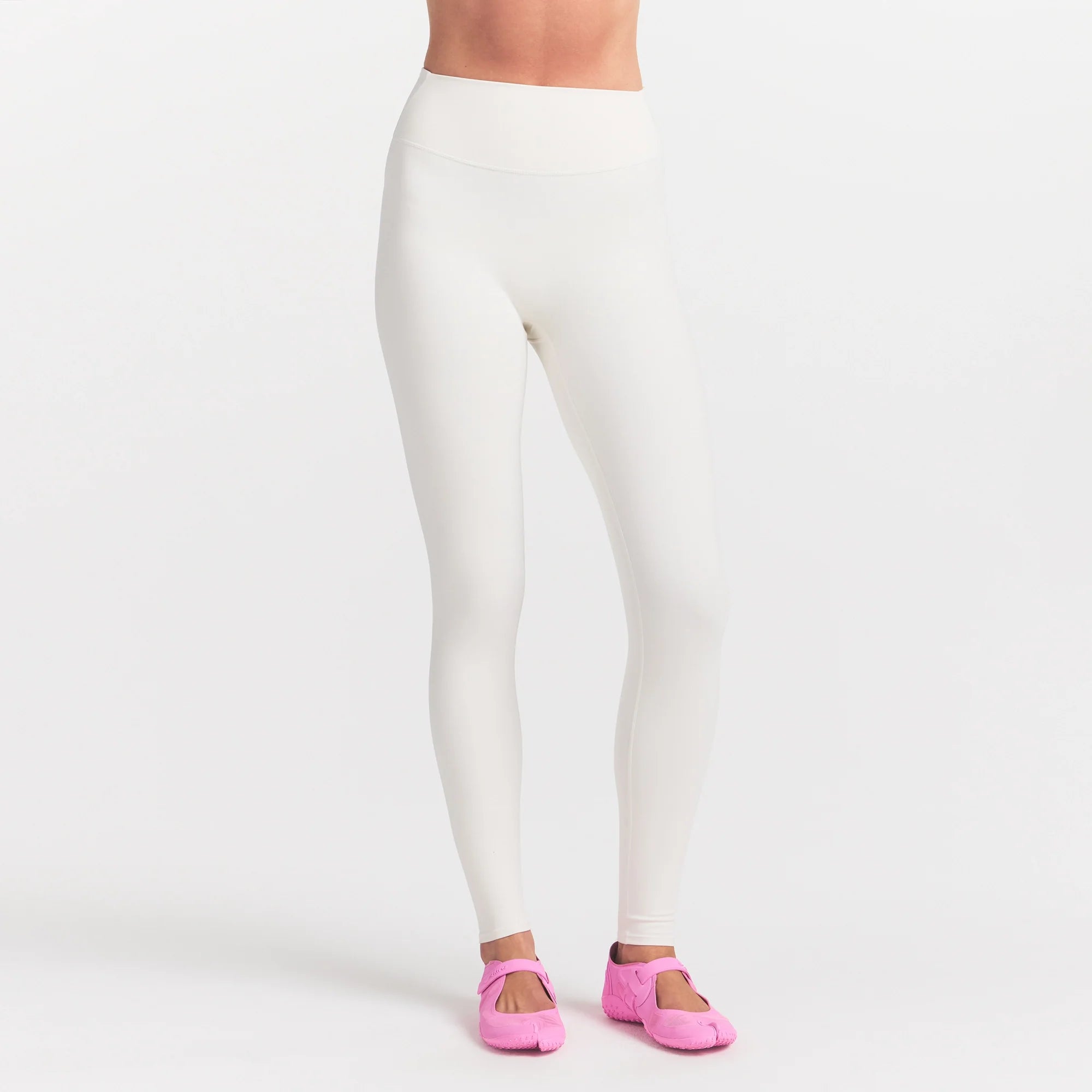 NikeSKIMS MATTE 26" LEGGING | IVORY ON A MODEL 