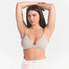 NikeSKIMS STUDIO STRETCH T-BACK TRIANGLE BRA | LINENON A MODEL FRONT 