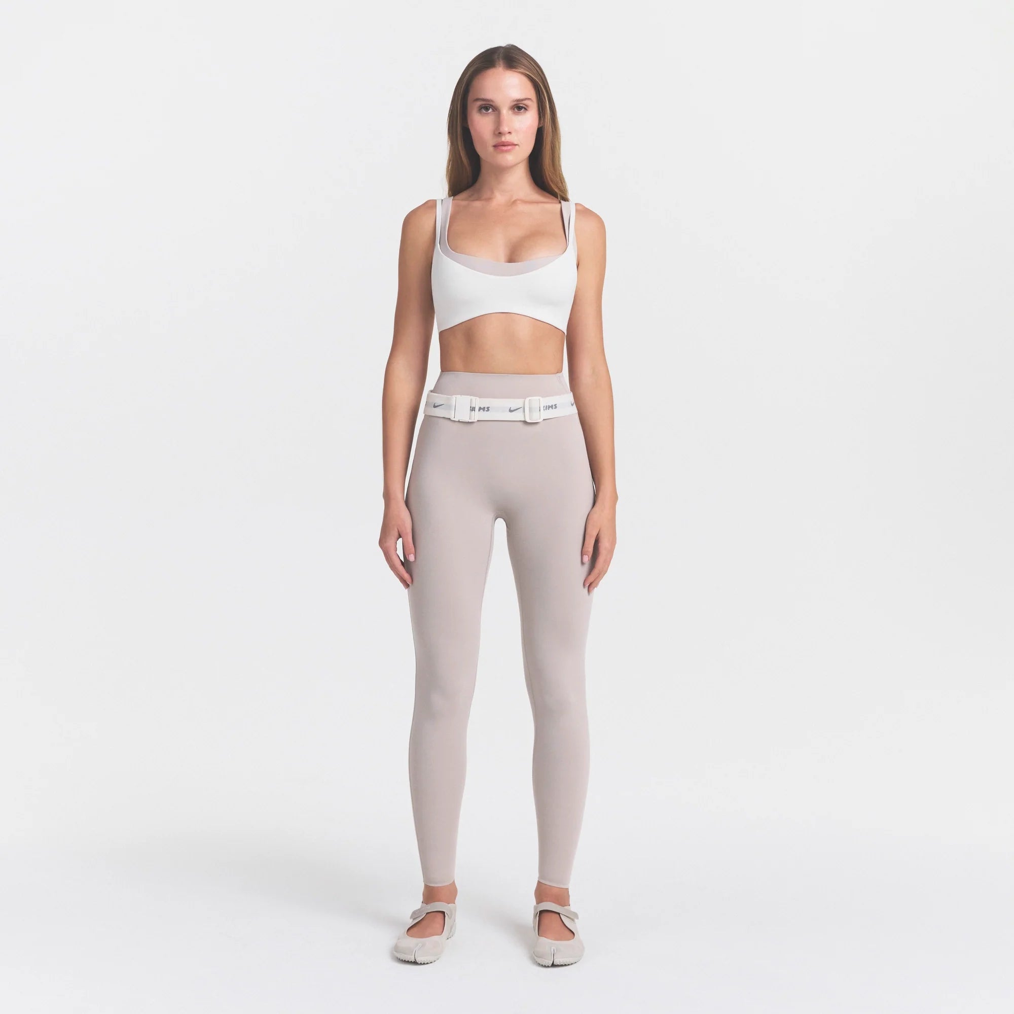NikeSKIMS STUDIO STRETCH 26" LEGGING | LINENON A MODEL FRONT 