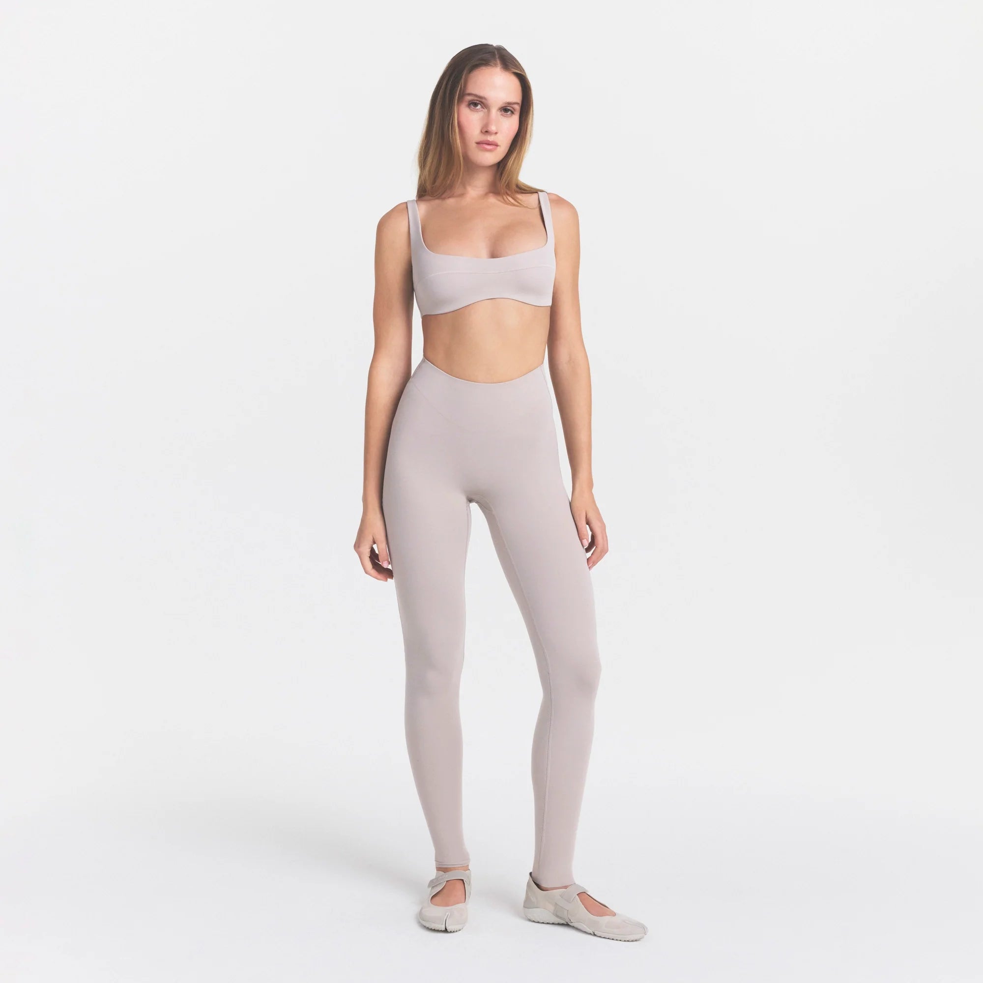 NikeSKIMS STUDIO STRETCH DIP FRONT 29" LEGGING | LINENON A MODEL FRONT 