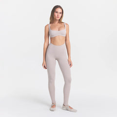 NikeSKIMS STUDIO STRETCH DIP FRONT 29" LEGGING | LINENON A MODEL FRONT 