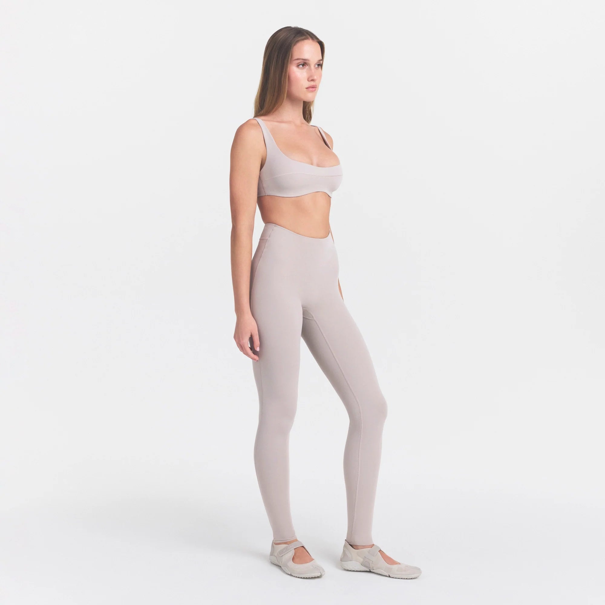 NikeSKIMS STUDIO STRETCH DIP FRONT 29" LEGGING | LINENON A MODEL FRONT 