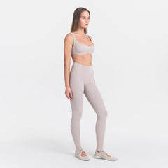 NikeSKIMS STUDIO STRETCH DIP FRONT 29" LEGGING | LINENON A MODEL FRONT 