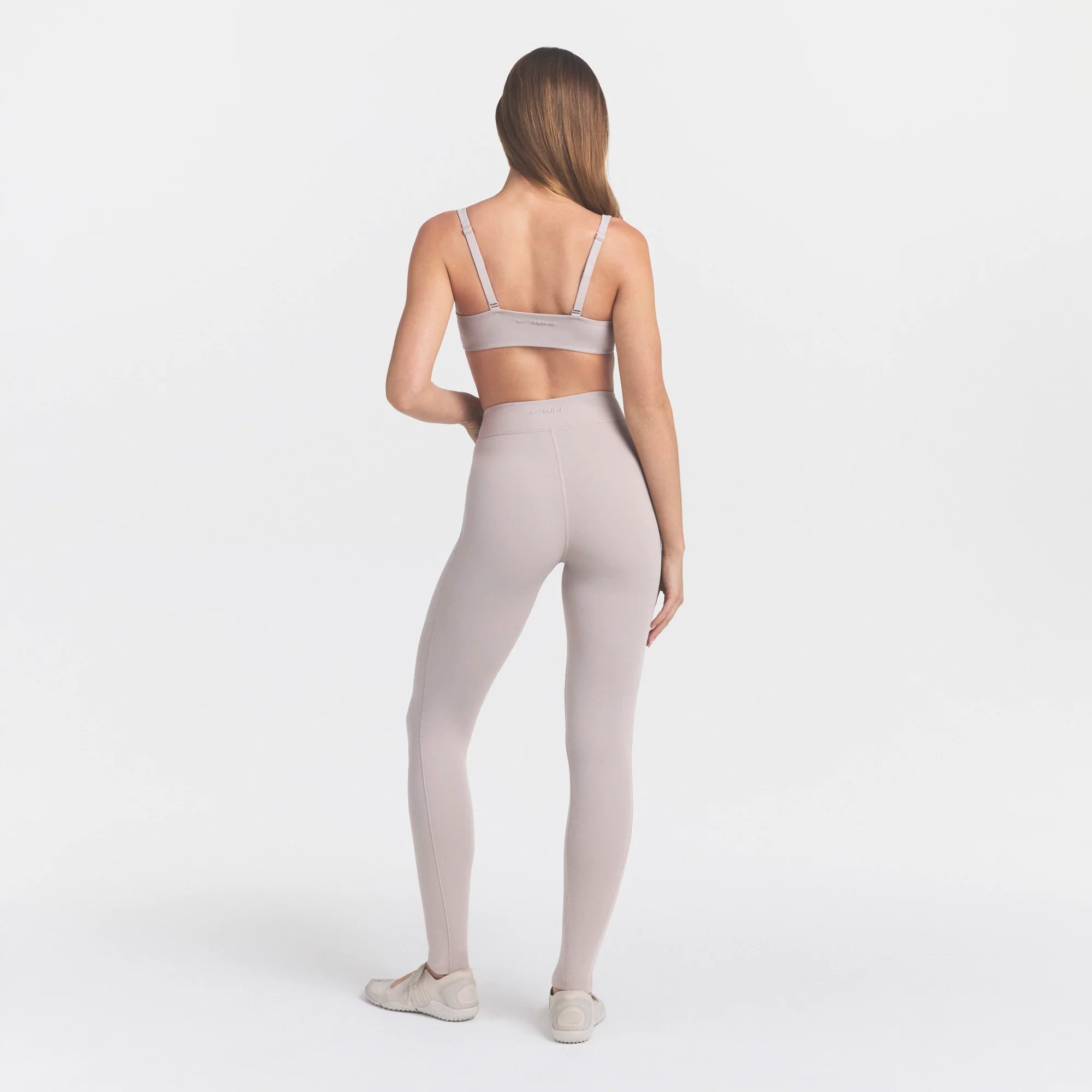 NikeSKIMS STUDIO STRETCH DIP FRONT 29" LEGGING | LINENON A MODEL FRONT 