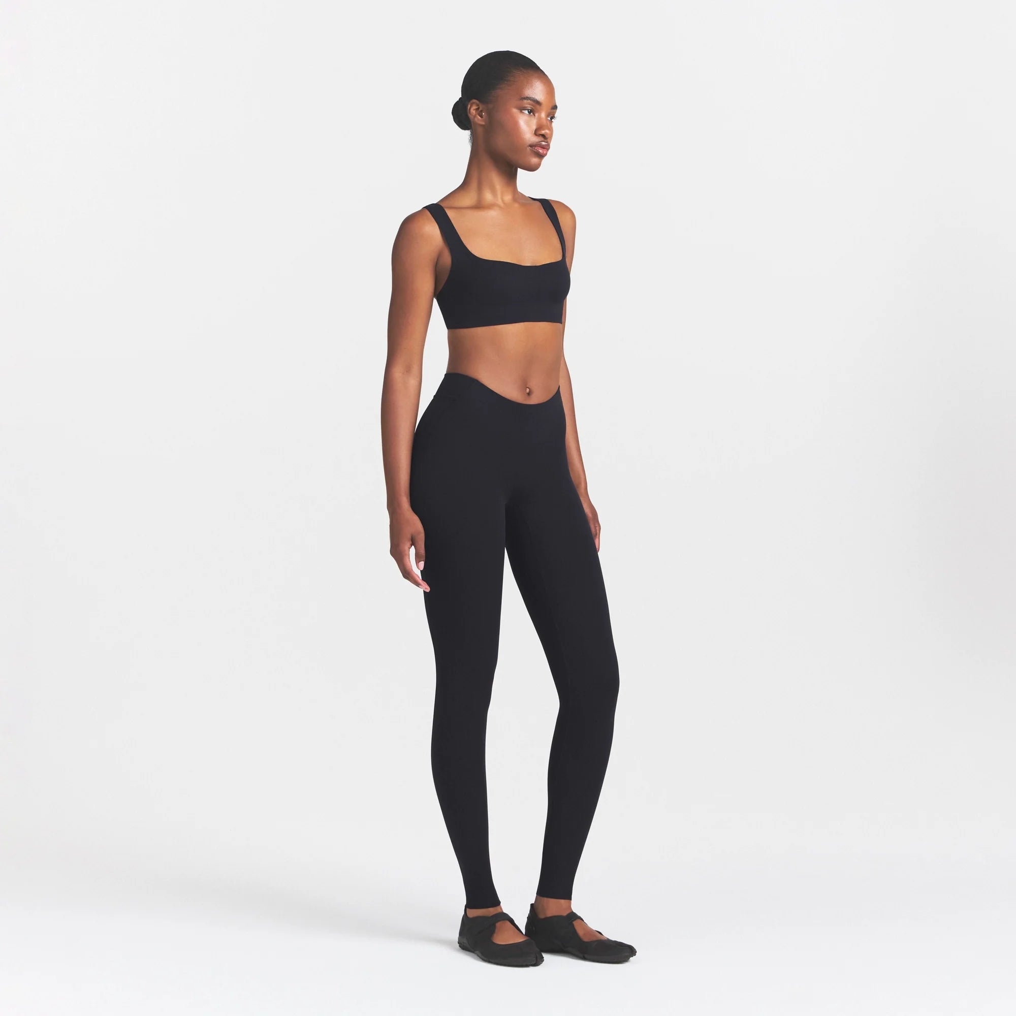 NikeSKIMS STUDIO STRETCH DIP FRONT 29" LEGGING | OBSIDIANON A MODEL FRONT 