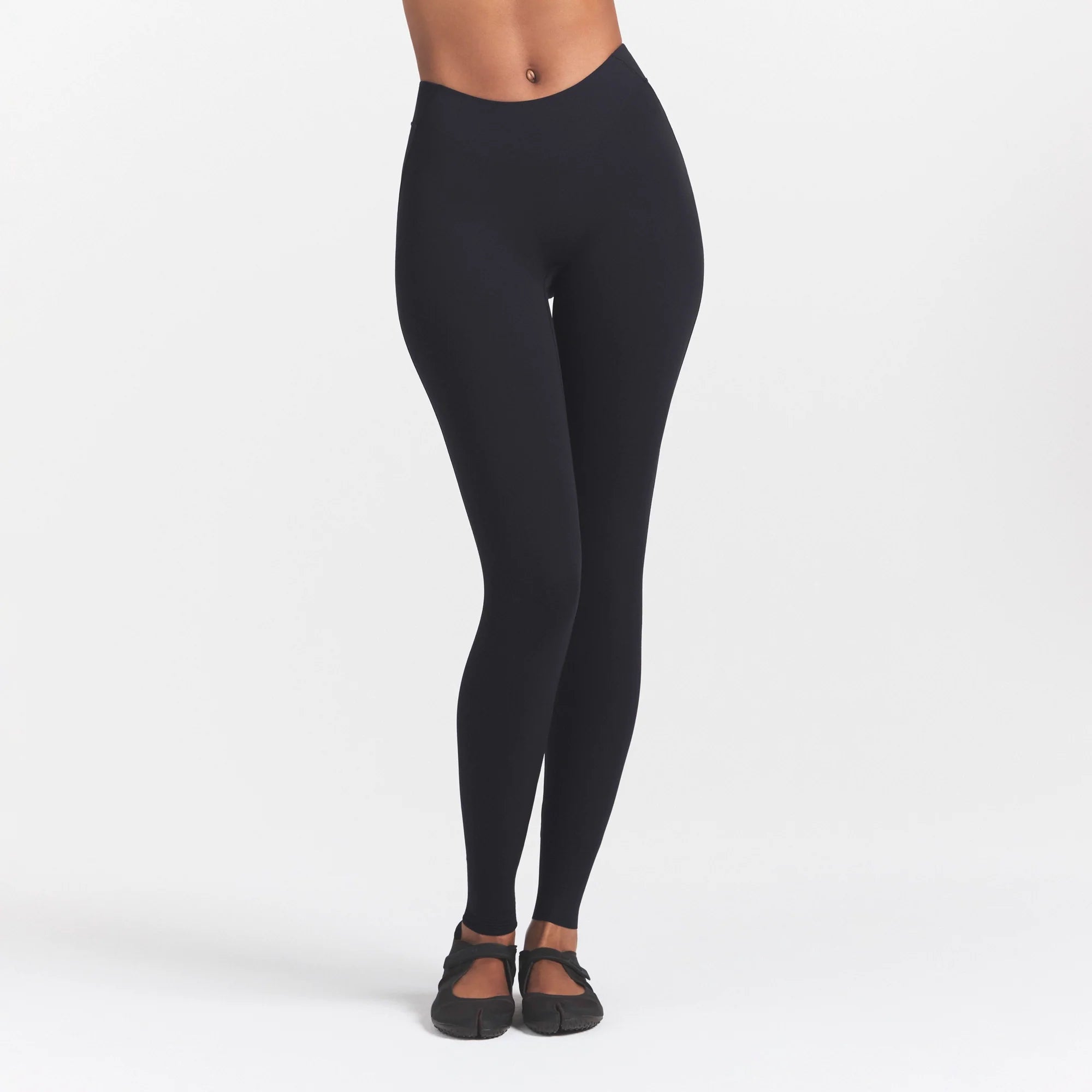 NikeSKIMS STUDIO STRETCH DIP FRONT 29" LEGGING | OBSIDIANON A MODEL FRONT 