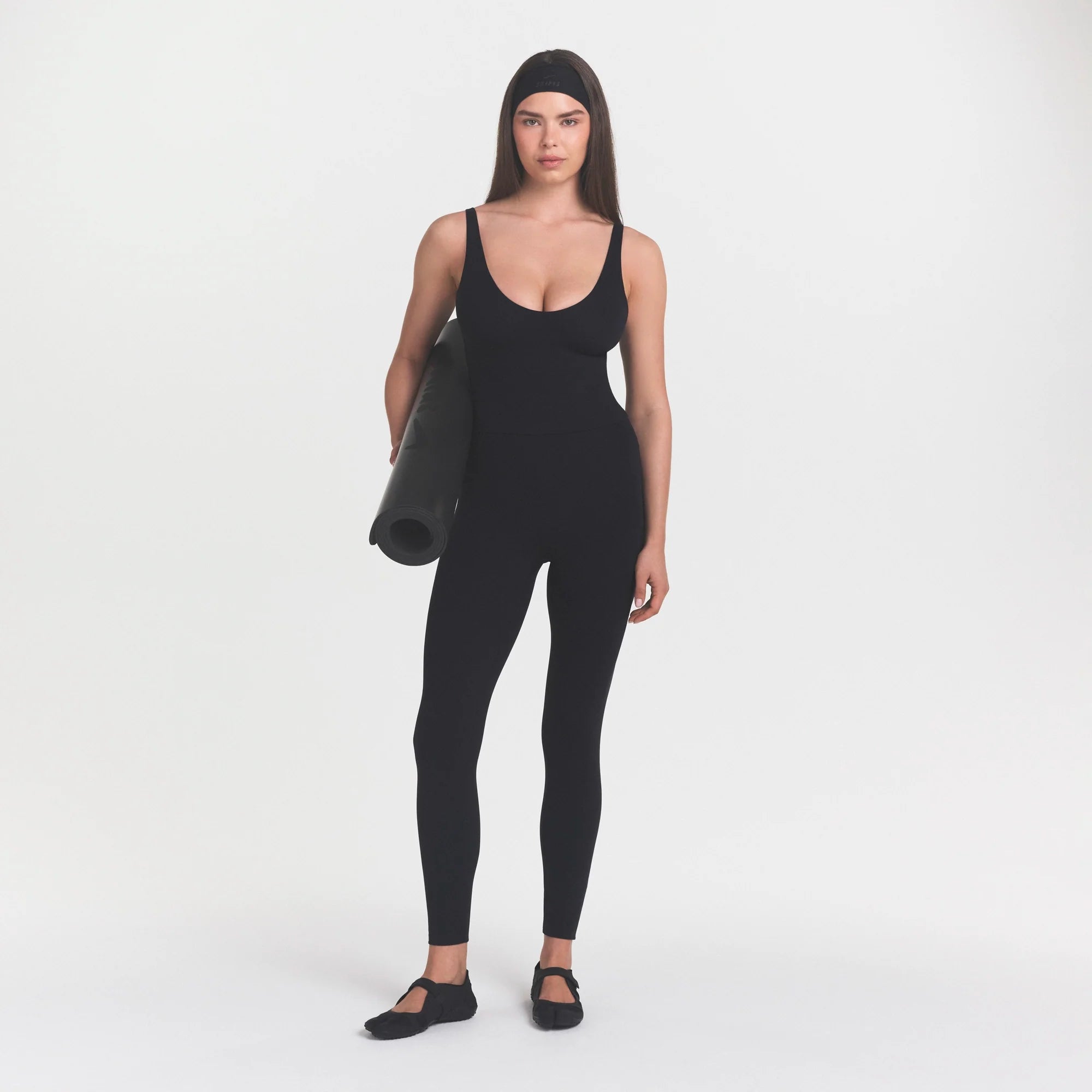 NikeSKIMS STUDIO STRETCH PLUNGE TANK | OBSIDIANON A MODEL FRONT 