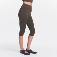 NikeSKIMS MATTE CROP 17" LEGGING | DARK SEPIA ON A MODEL FRONT VIEW @ | FOCUS: 0.0, 1.0, 0.9