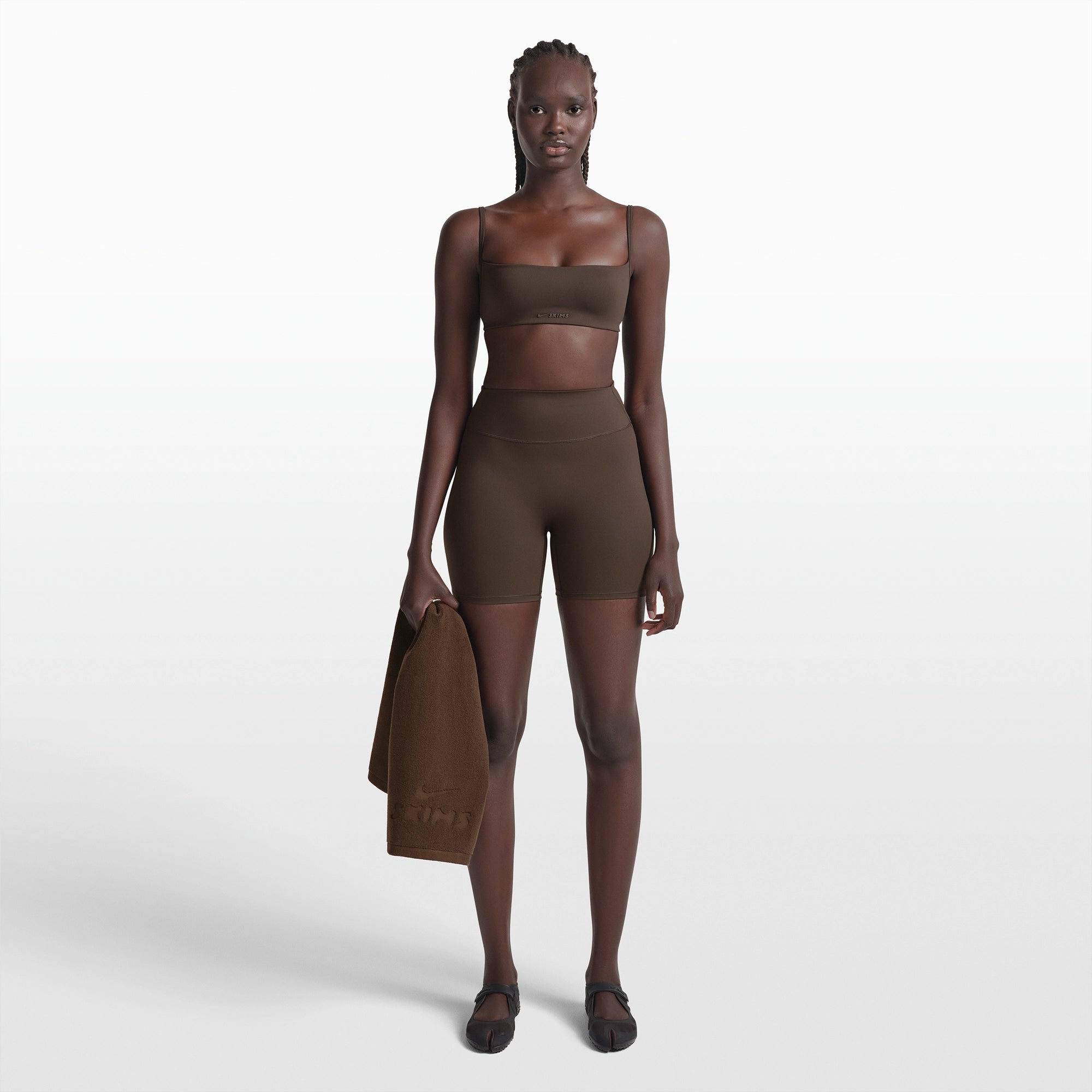 NikeSKIMS ACCESSORIES SMALL TOWEL | DARK SEPIA ON A MODEL FRONT VIEW @ | FOCUS: 0.0, 1.0, 0.9