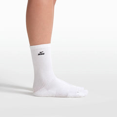 NikeSKIMS ACCESSORIES DRI-FIT™ PILATES CREW SOCK | SNOW & LAYS FLAT ON A WHITE BACKGROUND | FLT