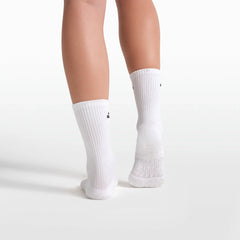 NikeSKIMS ACCESSORIES DRI-FIT™ PILATES CREW SOCK | SNOW & LAYS FLAT ON A WHITE BACKGROUND | FLT