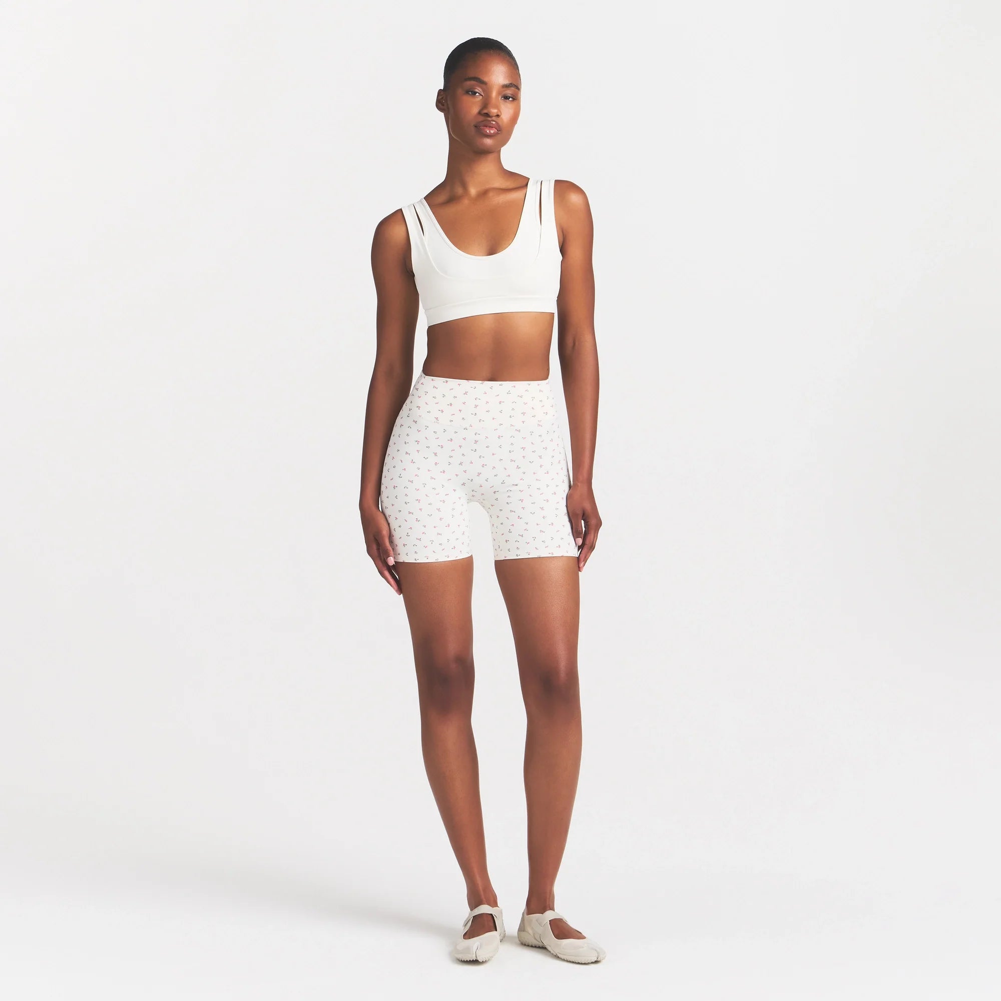 NikeSKIMS MATTE 5" BIKER SHORT | DITSY FLORAL PRINT ON A MODEL 