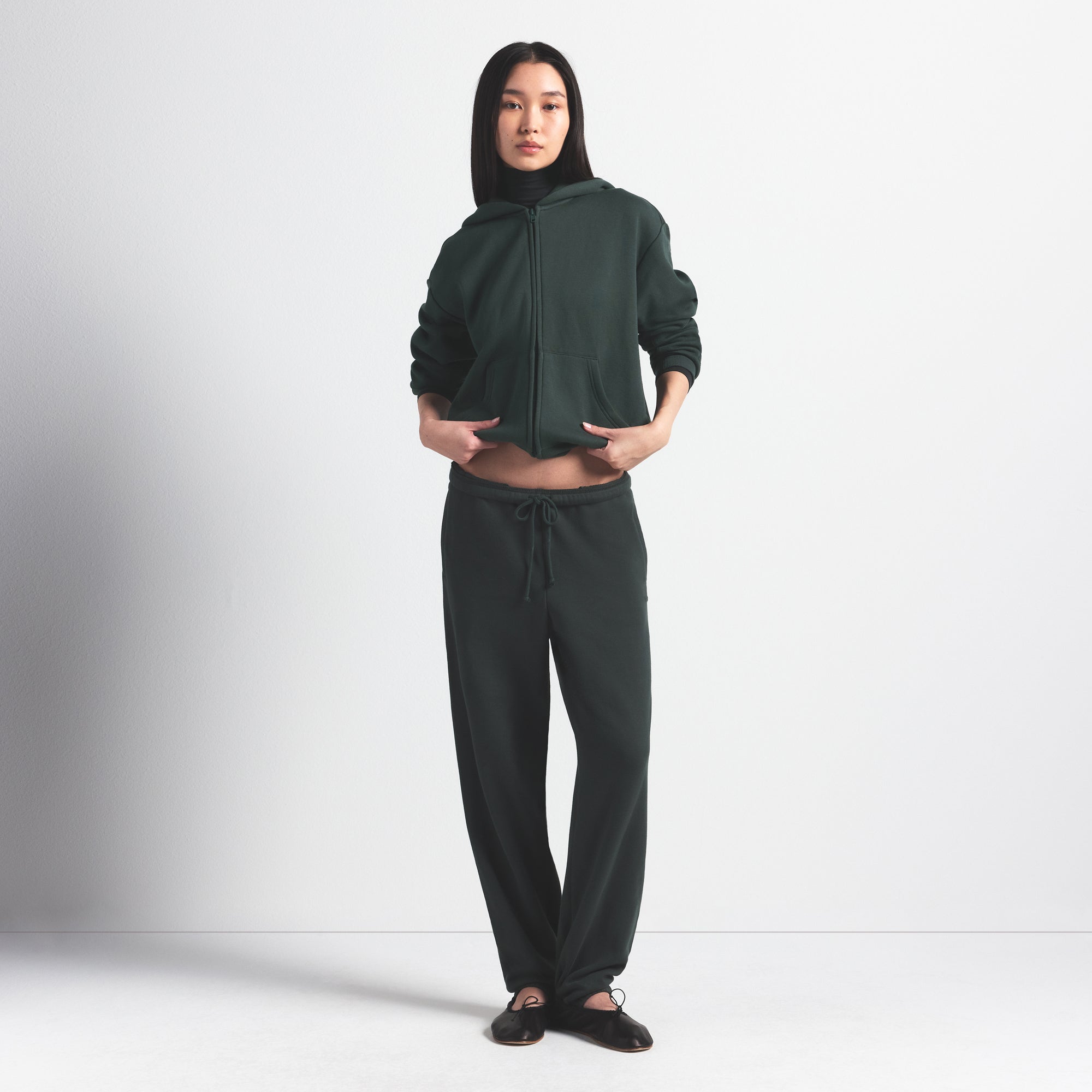 COTTON FLEECE CLASSIC JOGGER | SPRUCE ON A MODEL FRONT VIEW @ | FOCUS: 0.0, 1.0, 0.9