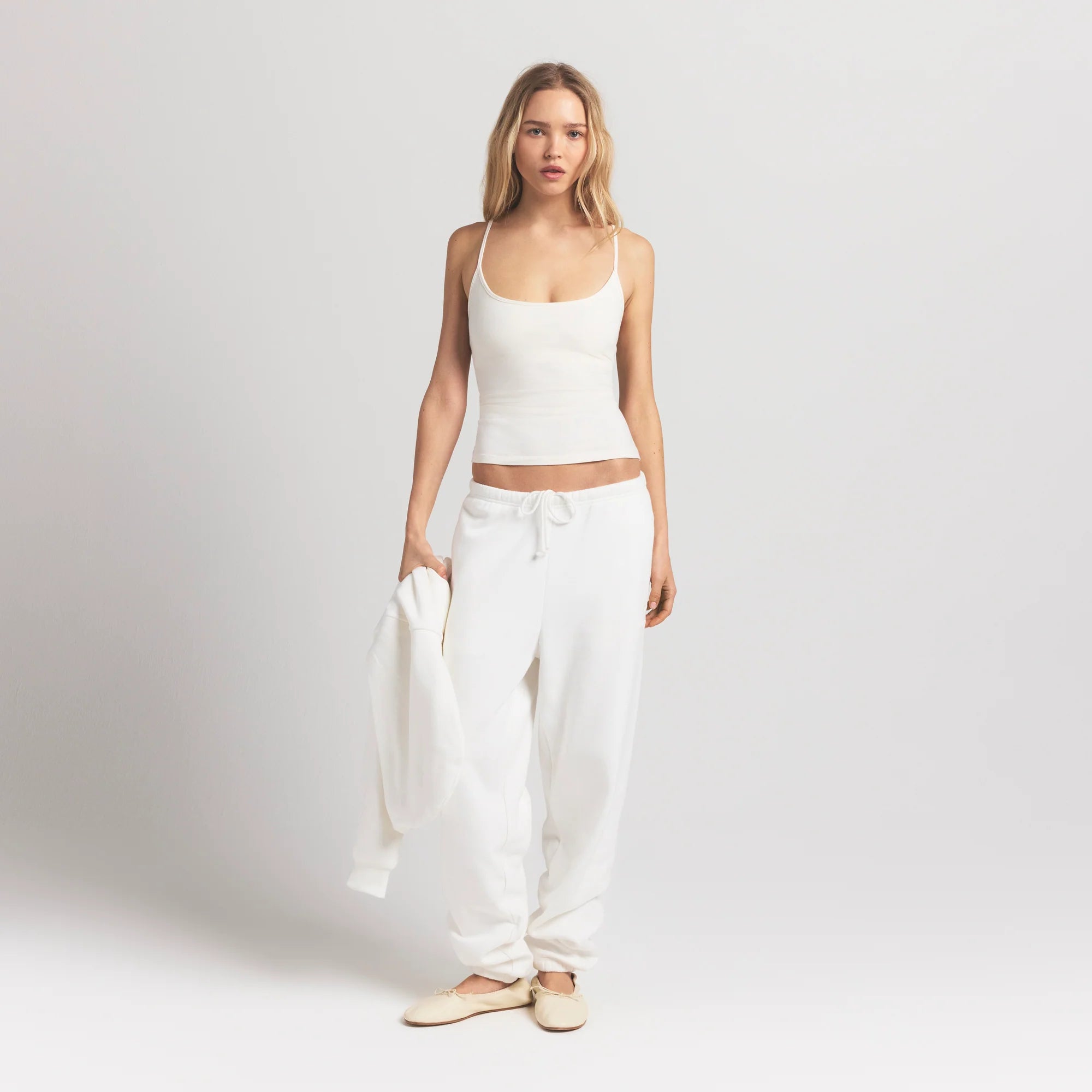 COTTON FLEECE CLASSIC JOGGER | MARBLE ON A MODEL FRONT VIEW S | FOCUS: 0.0, 1.0, 0.9