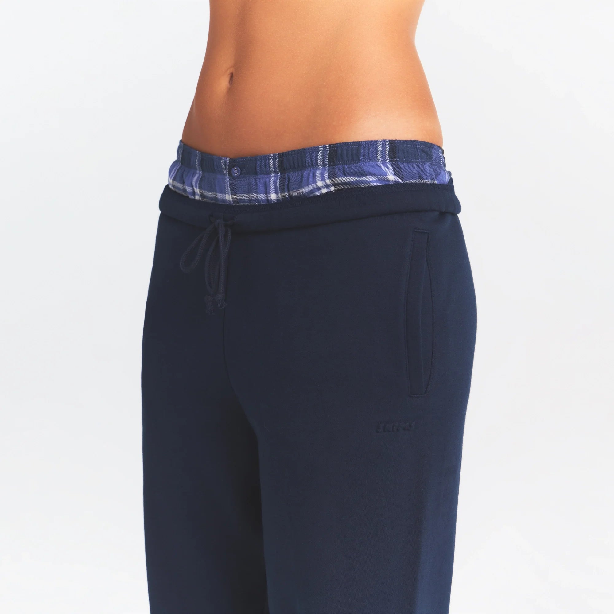 COTTON FLEECE CLASSIC JOGGER | NAVY ON A MODEL SIDE VIEW @ | FOCUS: 0.0, 1.0, 0.9