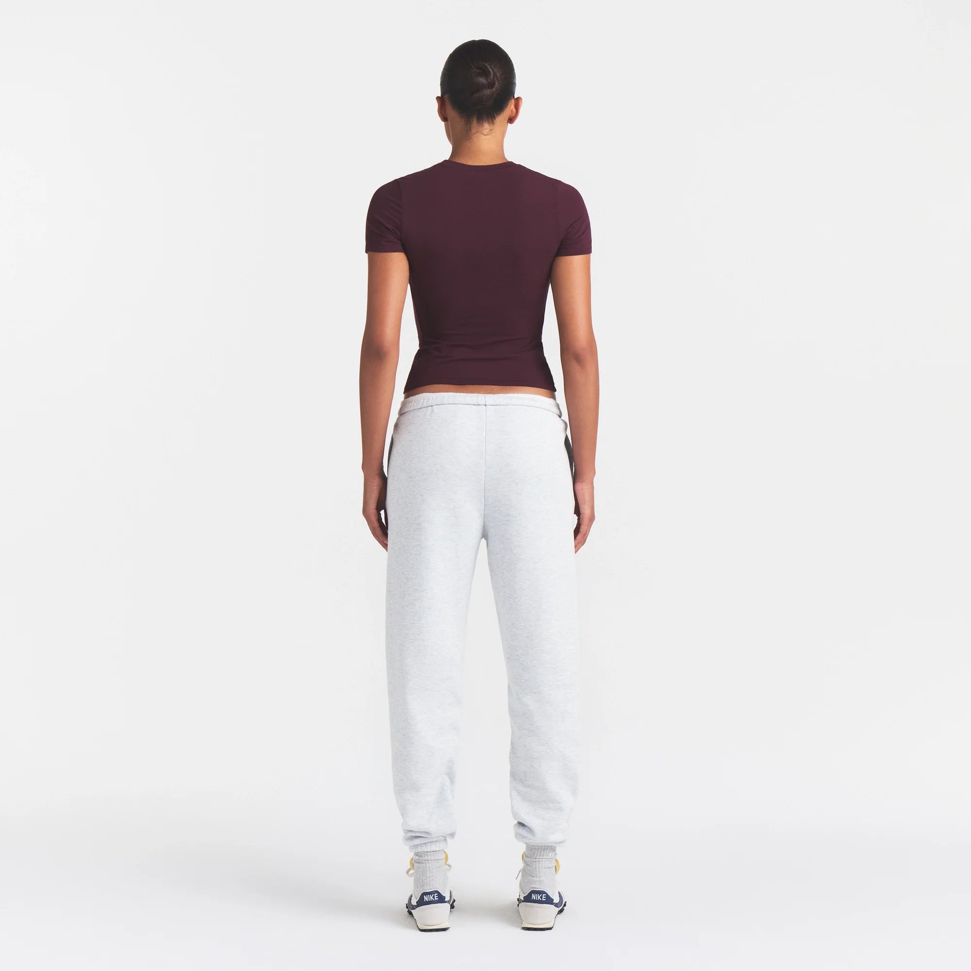 COTTON FLEECE CLASSIC JOGGER | LIGHT HEATHER GREY ARCHED SKIMS PLAID ON A MODEL | FOCUS: 0.0, 1.0, 0.9