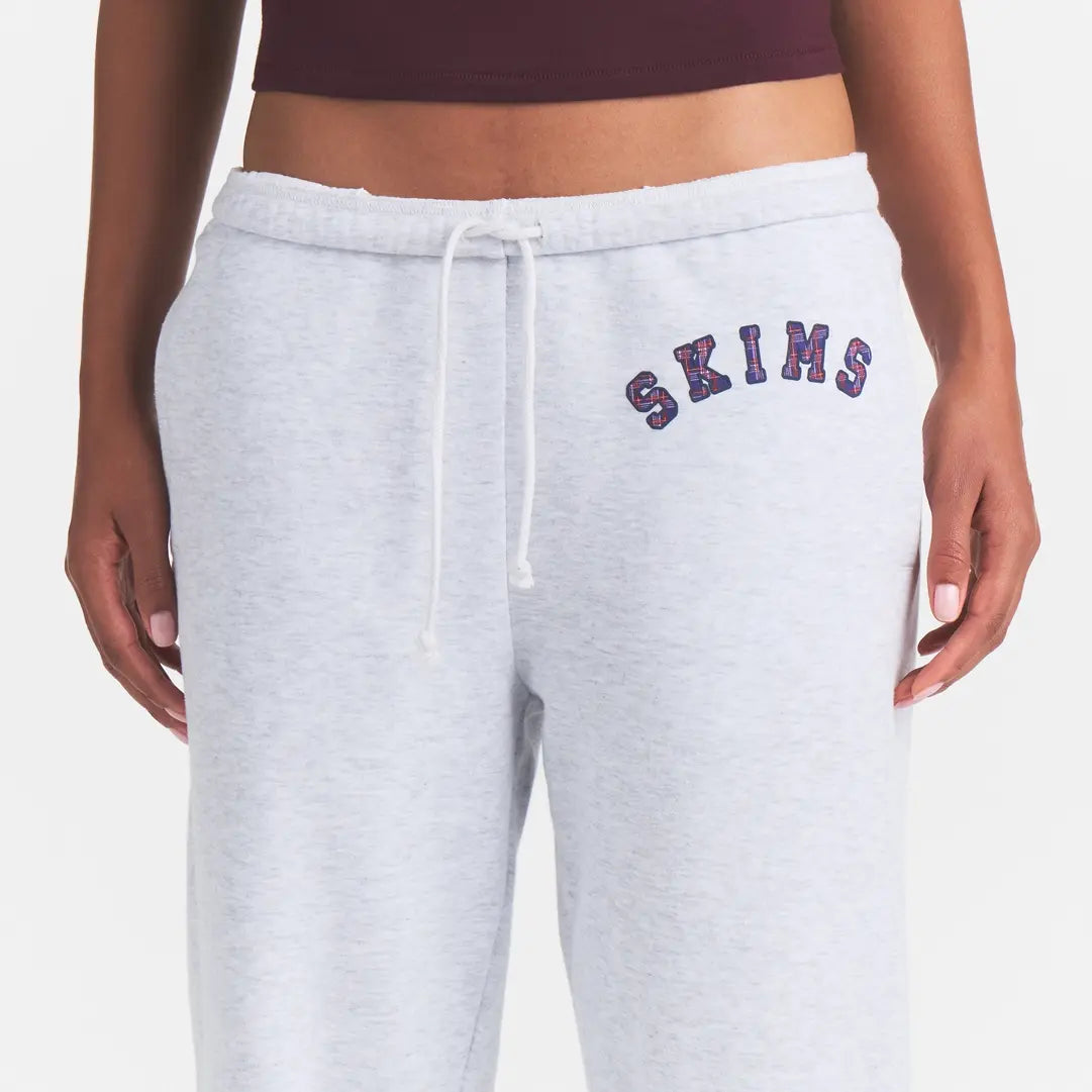COTTON FLEECE CLASSIC JOGGER | LIGHT HEATHER GREY ARCHED SKIMS PLAID ON A MODEL | FOCUS: 0.0, 1.0, 0.9