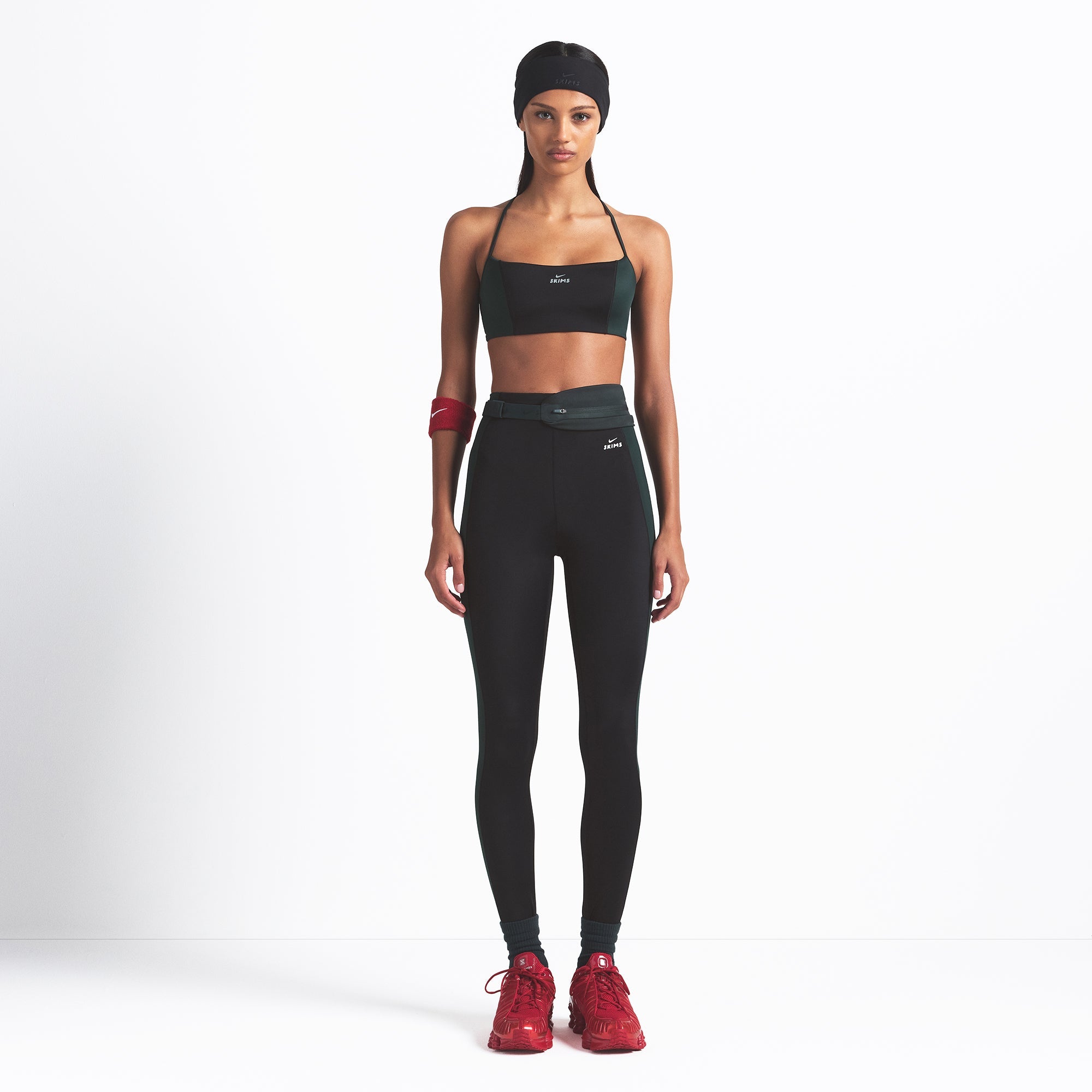 NikeSKIMS SHINE DRAWCORD STIRRUP 26" LEGGING | OBSIDIAN AND DARK TEAL ON A MODEL FRONT VIEW @ | FOCUS: 0.0, 1.0, 0.9