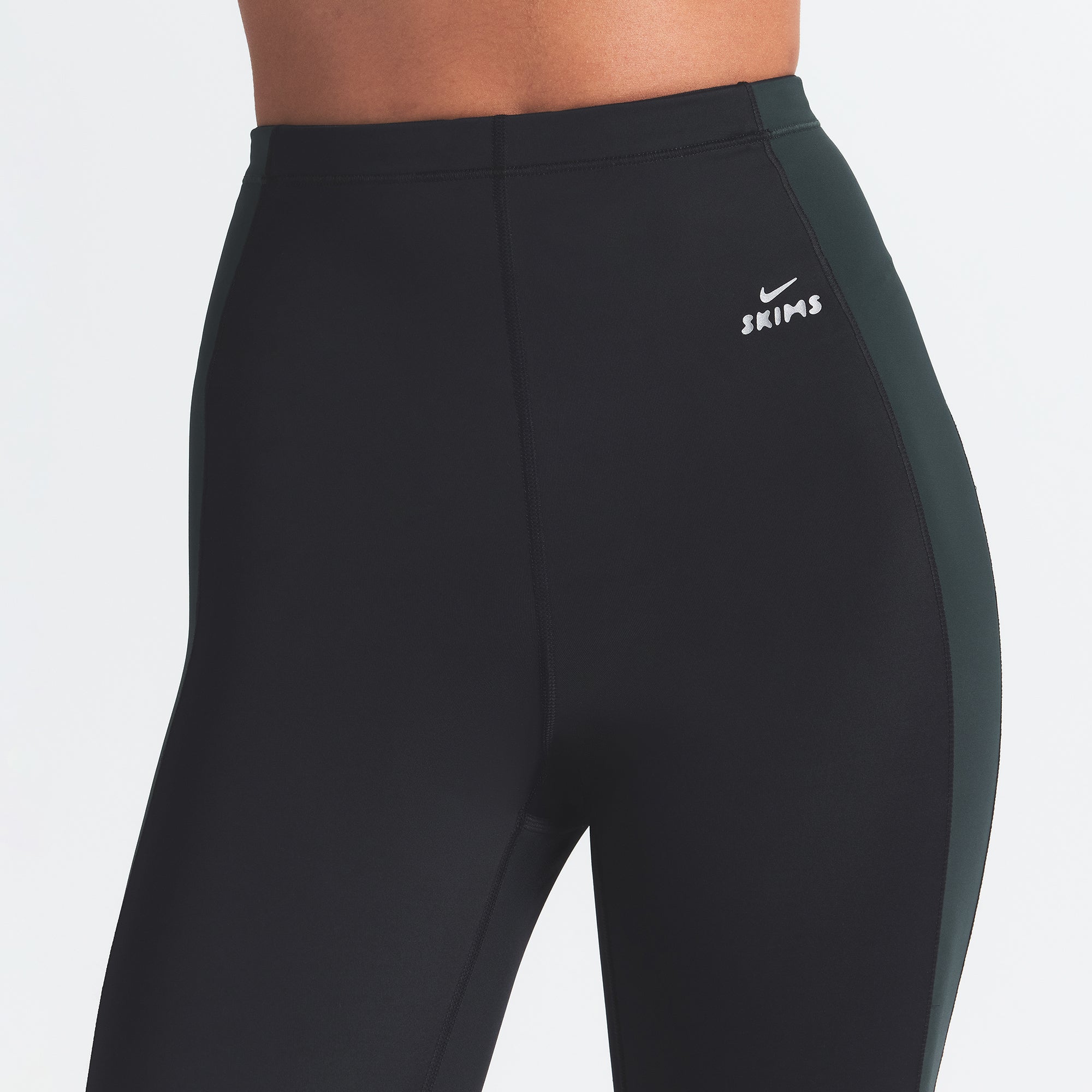 NikeSKIMS SHINE DRAWCORD STIRRUP 26" LEGGING | OBSIDIAN AND DARK TEAL ON A MODEL FRONT VIEW @ | FOCUS: 0.0, 1.0, 0.9