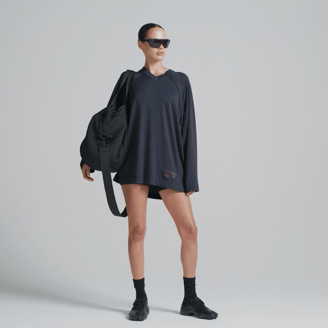 NikeSKIMS AIRY V-NECK OVERSIZED LONG SLEEVE TOP | OBSIDIAN ON A MODEL FRONT VIEW @ | FOCUS: 0.0, 1.0, 0.9