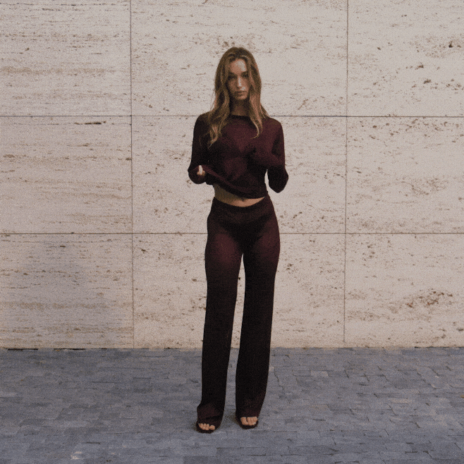 SLINKY KNIT CREW NECK LONG SLEEVE TOP | CURRANT CAMPAIGN IMAGE @ | FOCUS: 0.0, 1.0, 0.9