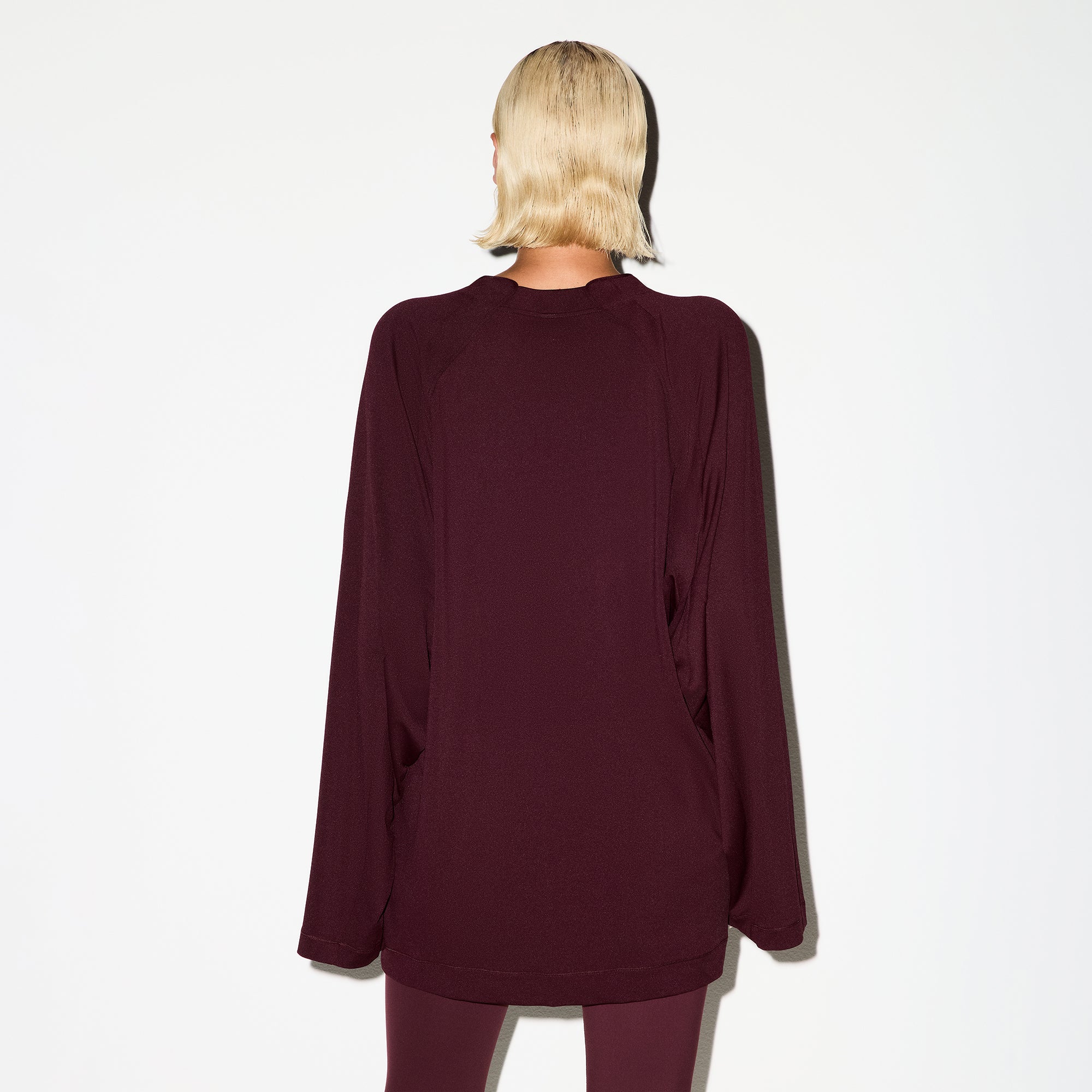 NikeSKIMS AIRY V-NECK OVERSIZED LONG SLEEVE TOP | CURRANT ON A MODEL BACK VIEW @ | FOCUS: 0.0, 1.0, 0.9
