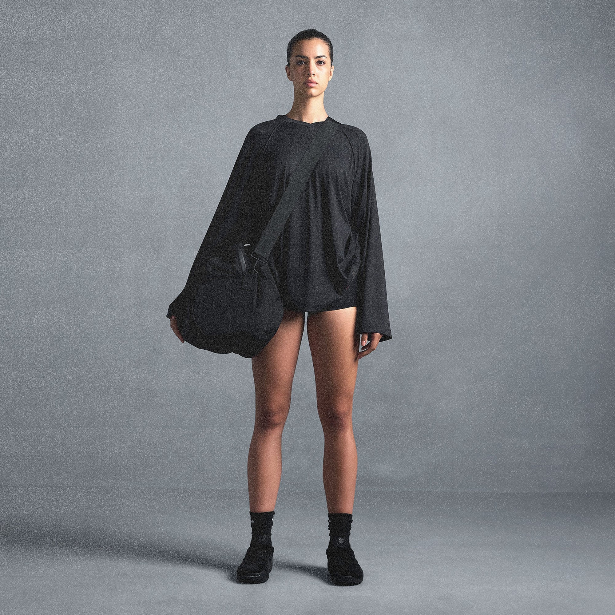 NikeSKIMS AIRY V-NECK OVERSIZED LONG SLEEVE TOP | OBSIDIAN ON A MODEL SIDE VIEW @ | FOCUS: 0.0, 1.0, 0.9