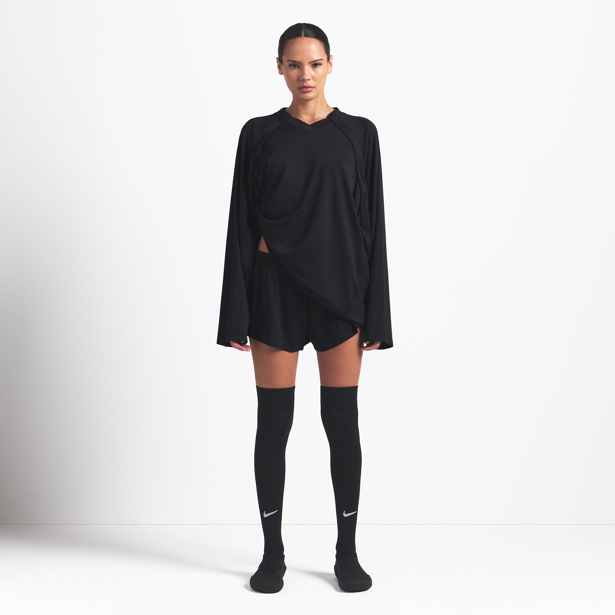 NikeSKIMS AIRY V-NECK OVERSIZED LONG SLEEVE TOP | OBSIDIAN ON A MODEL FRONT VIEW @ | FOCUS: 0.9, 0.1, 0.7