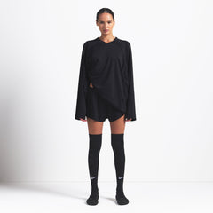 NikeSKIMS AIRY V-NECK OVERSIZED LONG SLEEVE TOP | OBSIDIAN ON A MODEL FRONT VIEW @ | FOCUS: 0.9, 0.1, 0.7