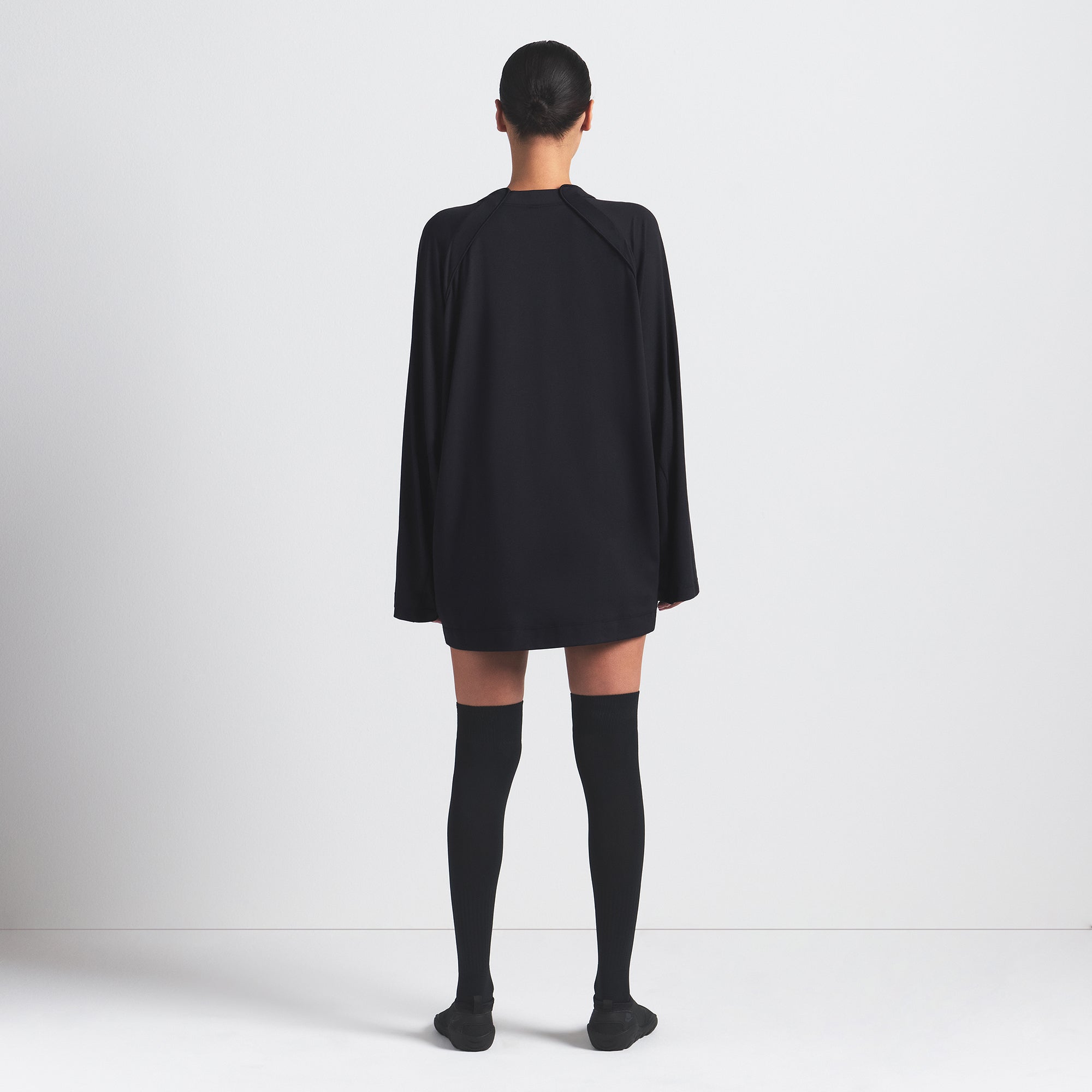 NikeSKIMS AIRY V-NECK OVERSIZED LONG SLEEVE TOP | OBSIDIAN ON A MODEL FRONT VIEW @ | FOCUS: 0.0, 1.0, 0.9