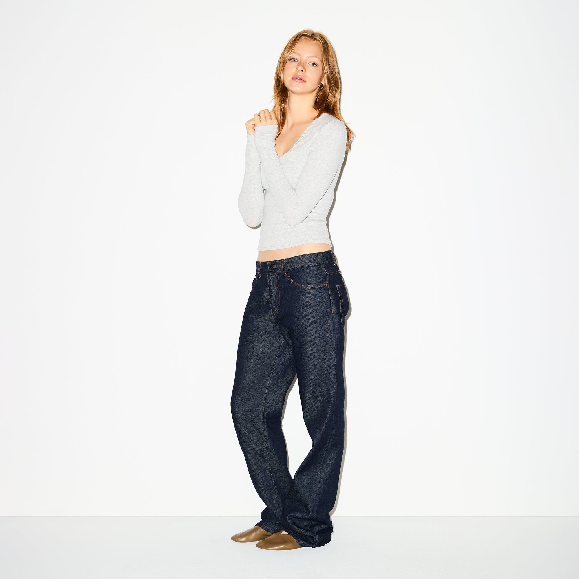 COTTON JERSEY SHIRRED BUST LONG SLEEVE | LIGHT HEATHER GREY ON A MODEL FRONT VIEW @ | FOCUS: 0.0, 1.0, 0.9