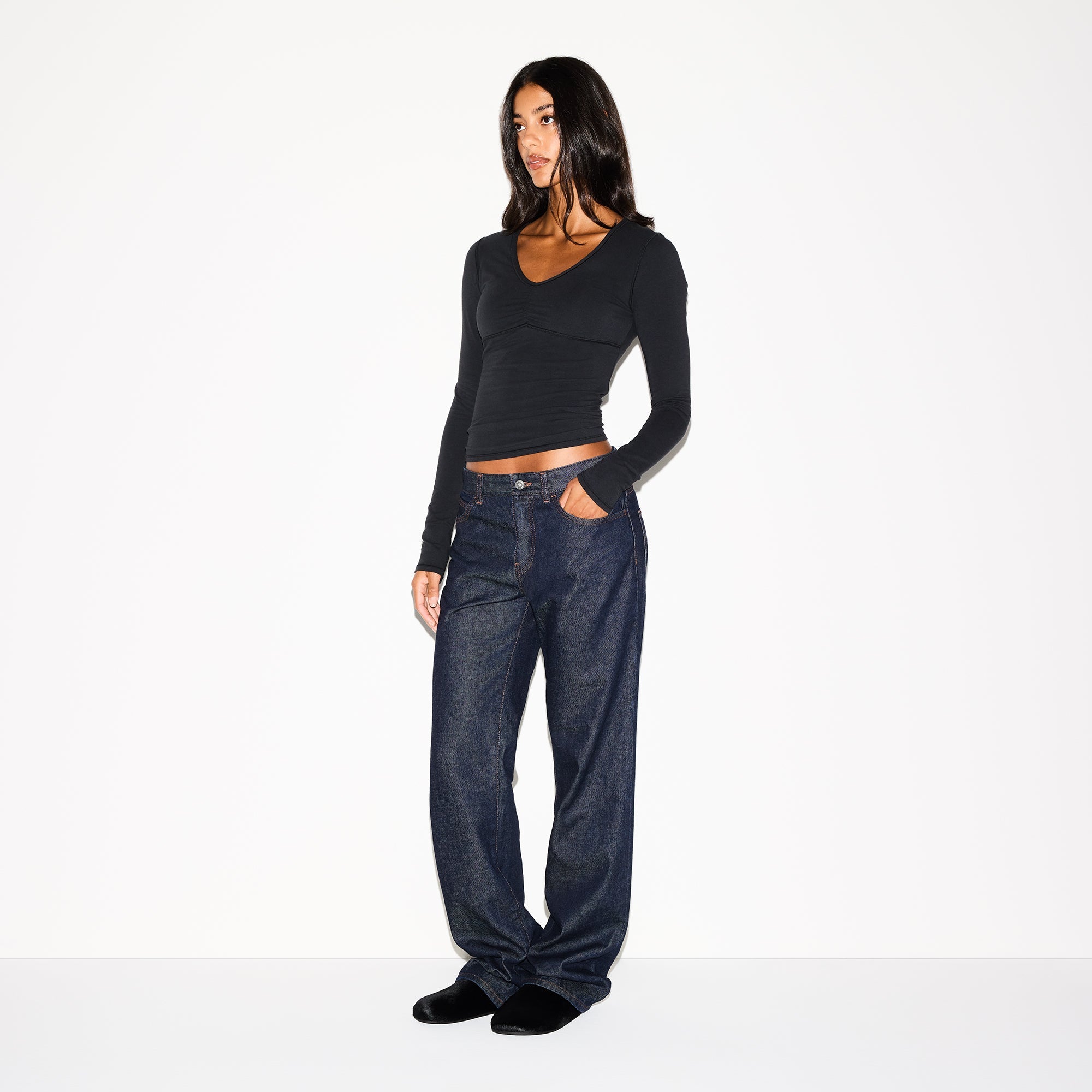 COTTON JERSEY SHIRRED BUST LONG SLEEVE | SOOT ON A MODEL SIDE VIEW @ | FOCUS: 0.0, 1.0, 0.9