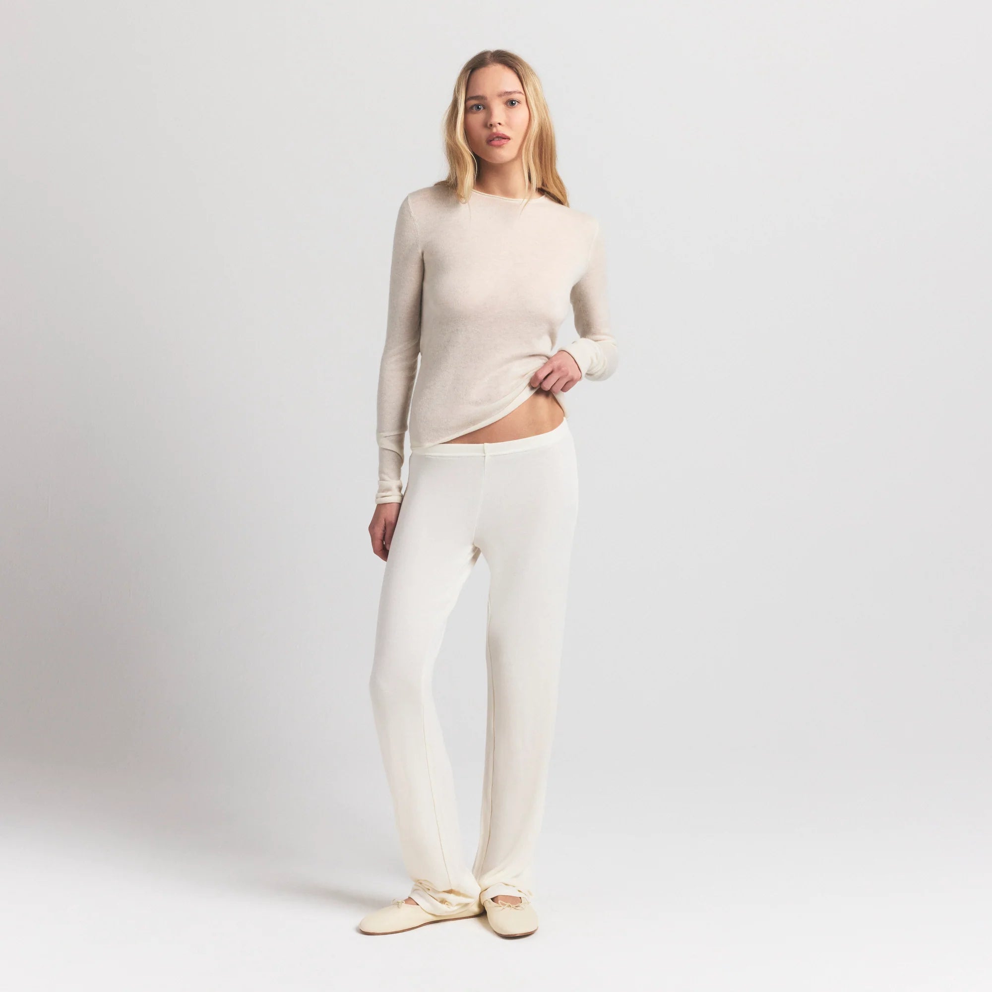 FEATHERWEIGHT CASHMERE LONG SLEEVE TOP | EGRET ON A MODEL FRONT VIEW @ | FOCUS: 0.0, 1.0, 0.9