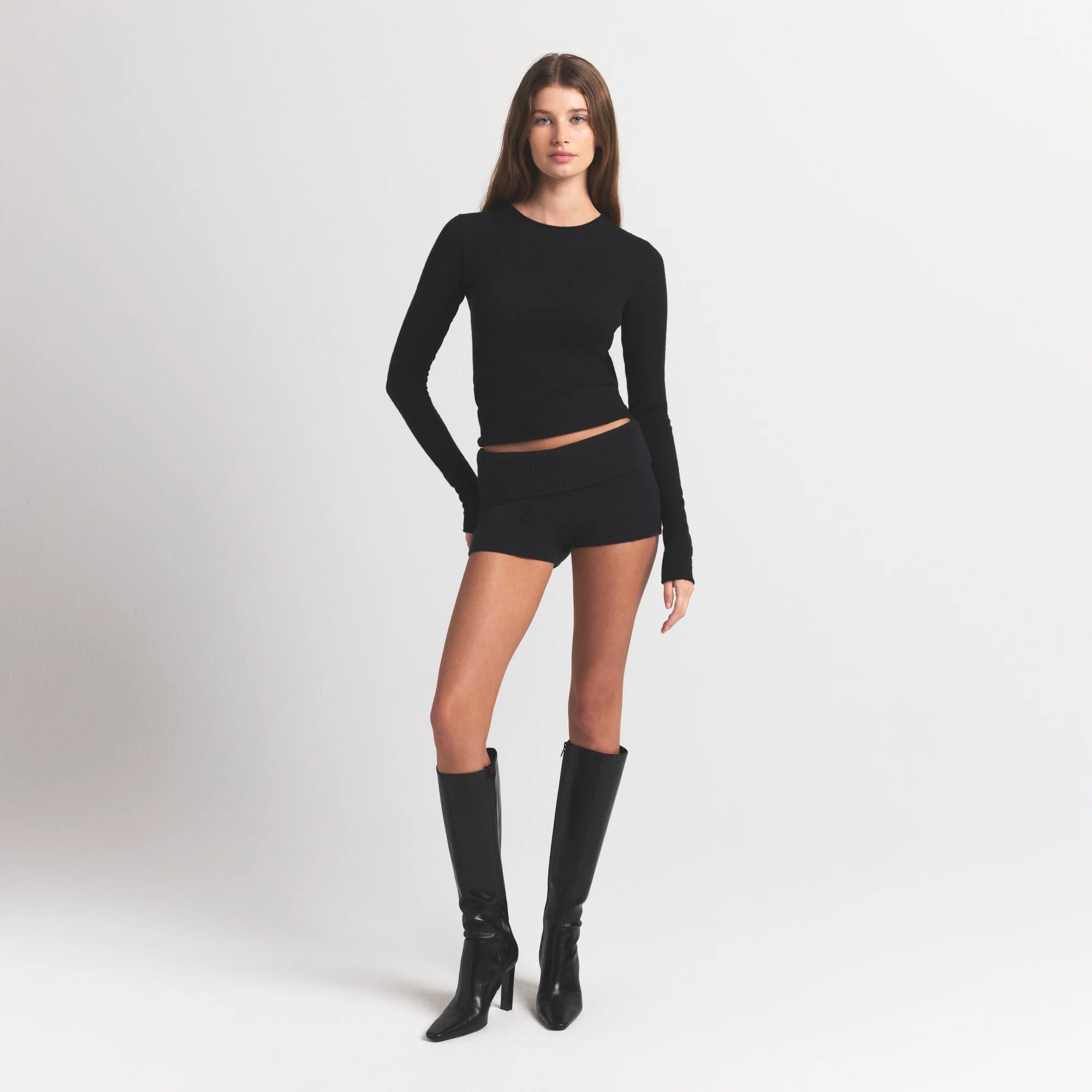 FEATHERWEIGHT CASHMERE LONG SLEEVE TOP | ONYX ON A MODEL FRONT VIEW S | FOCUS: 0.0, 1.0, 0.9
