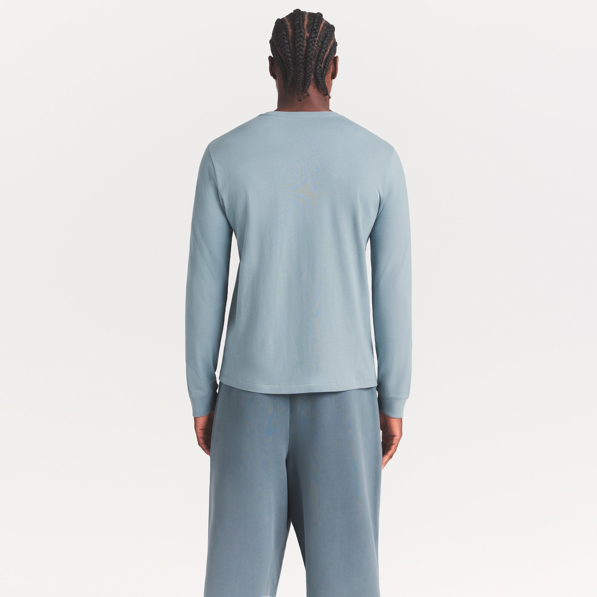 SKIMS COTTON MENS CLASSIC LONG SLEEVE T-SHIRT | SKY ON A MODEL SIDE VIEW @ | FOCUS: 0.0, 1.0, 0.9