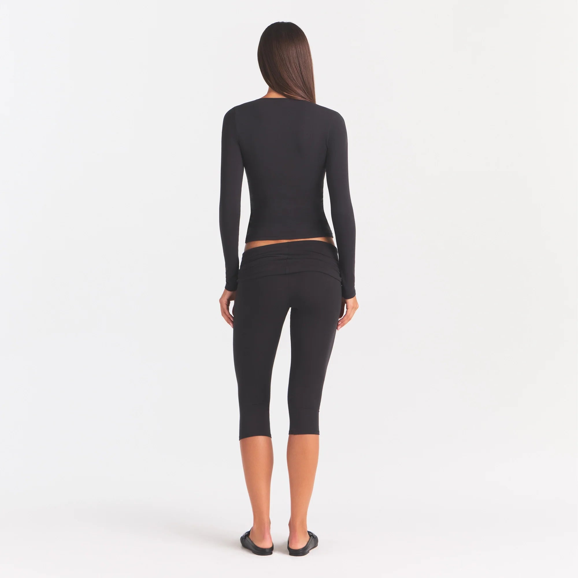 COTTON JERSEY SCOOP NECK LONG SLEEVE TOP | SOOT ON A MODEL FRONT VIEW @ | FOCUS: 0.0, 1.0, 0.9