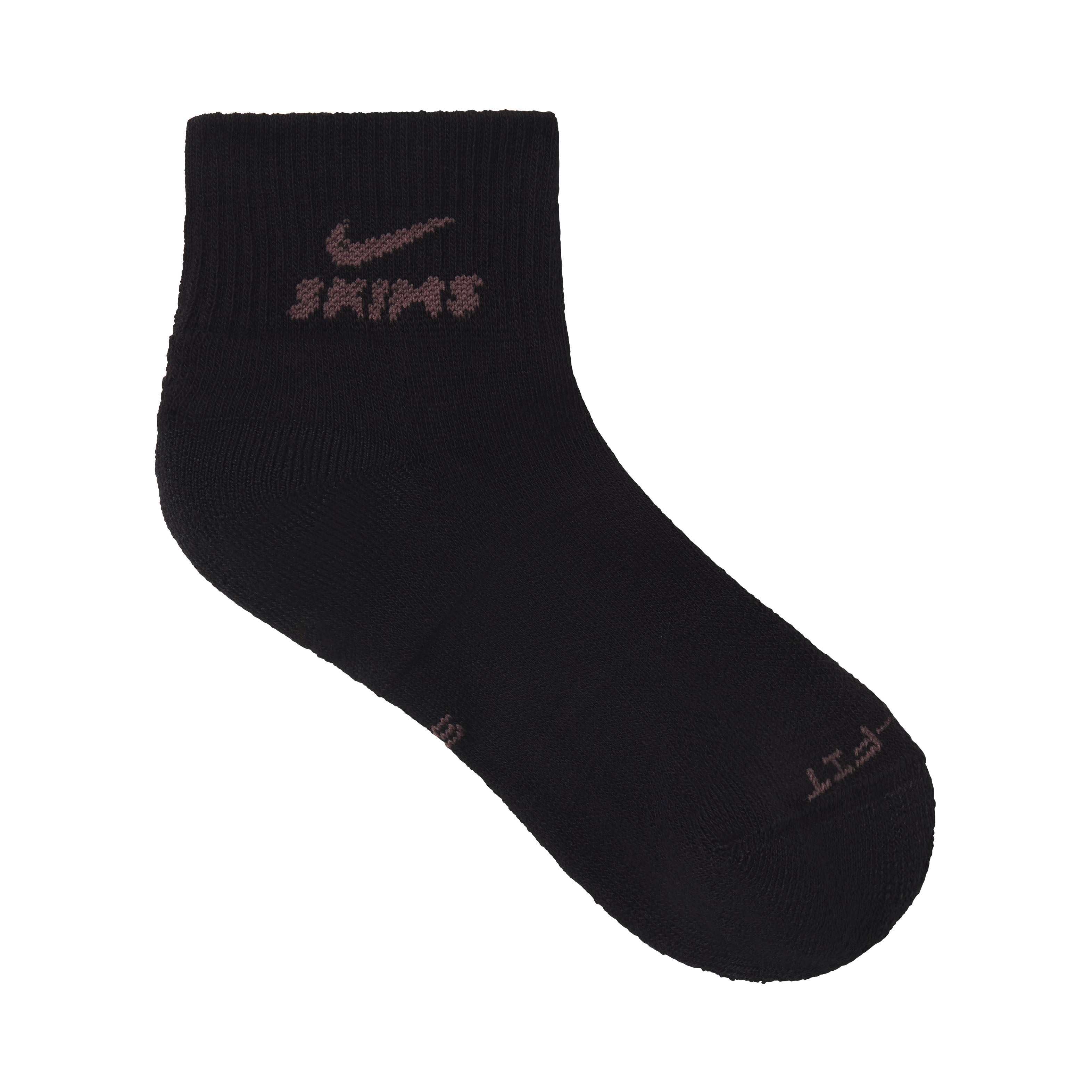 NikeSKIMS ACCESSORIES DRI-FIT™ QUARTER CREW SOCK 3-PACK | COBALT(OBSIDIAN)/RAISINETTE(DARK SEPIA)/OBSIDIAN(RAISINETTE) FLAT ON A WHITE BACKGROUND | FLT
