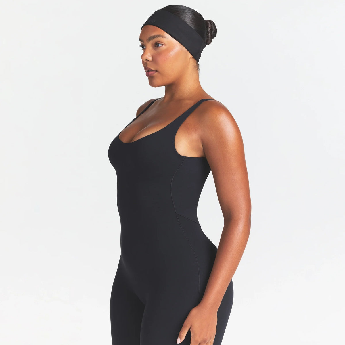 NikeSKIMS ACCESSORIES HEADBAND | OBSIDIAN ON A MODEL SIDE VIEW @ | FOCUS: 0.0, 1.0, 0.9