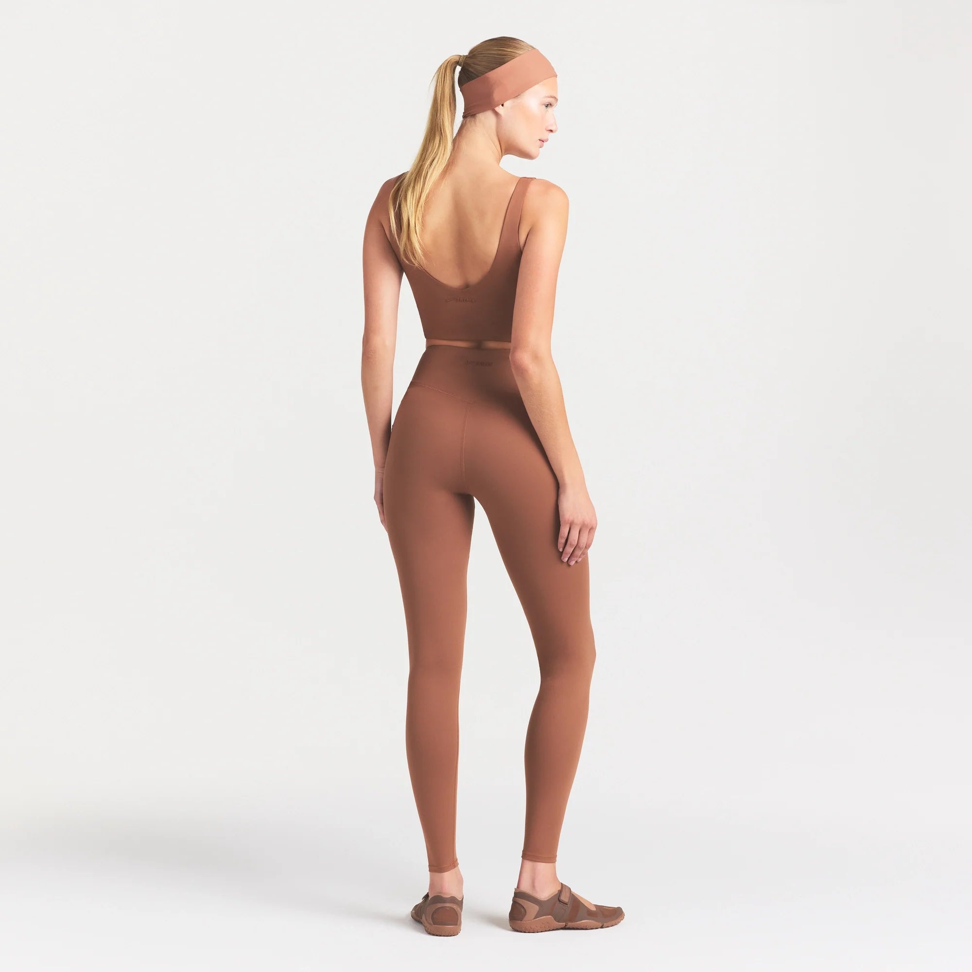 NikeSKIMS MATTE 29" LEGGING | CAROB BROWN ON A MODEL FRONT VIEW @ | FOCUS: 0.0, 1.0, 0.9