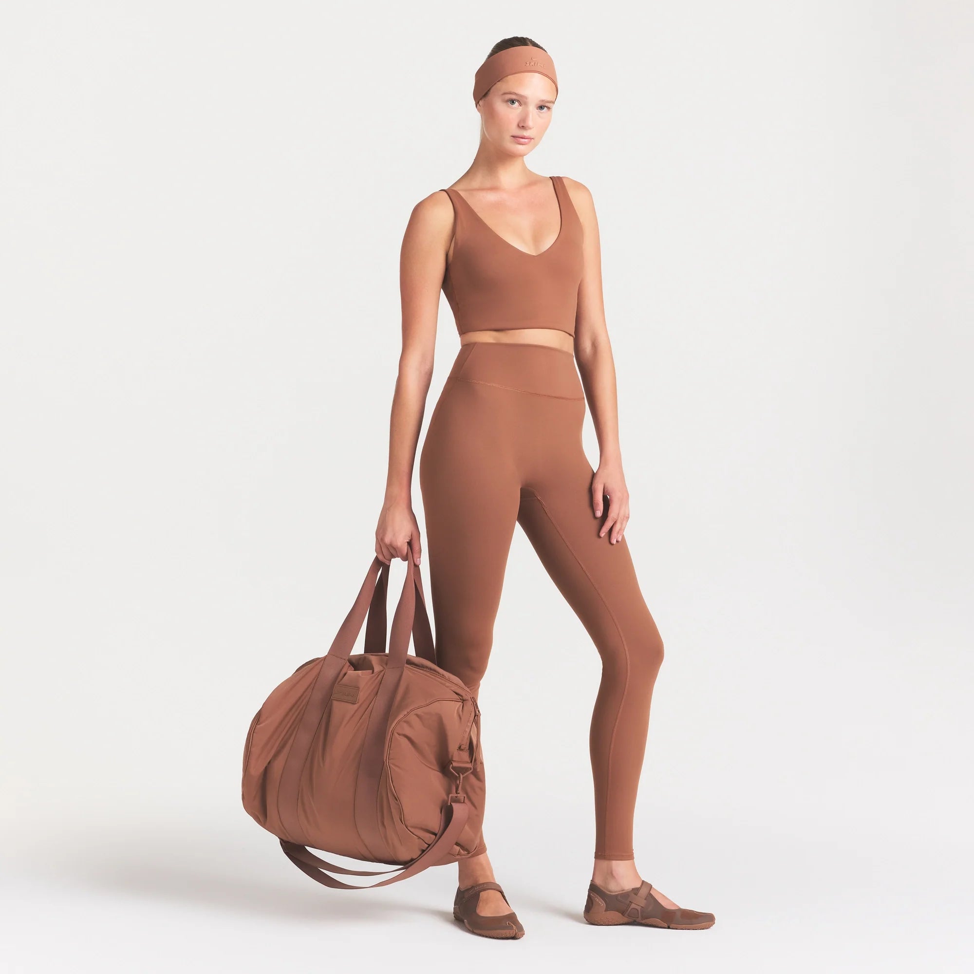 NikeSKIMS MATTE 29" LEGGING | CAROB BROWN ON A MODEL FRONT VIEW @ | FOCUS: 0.0, 1.0, 0.9