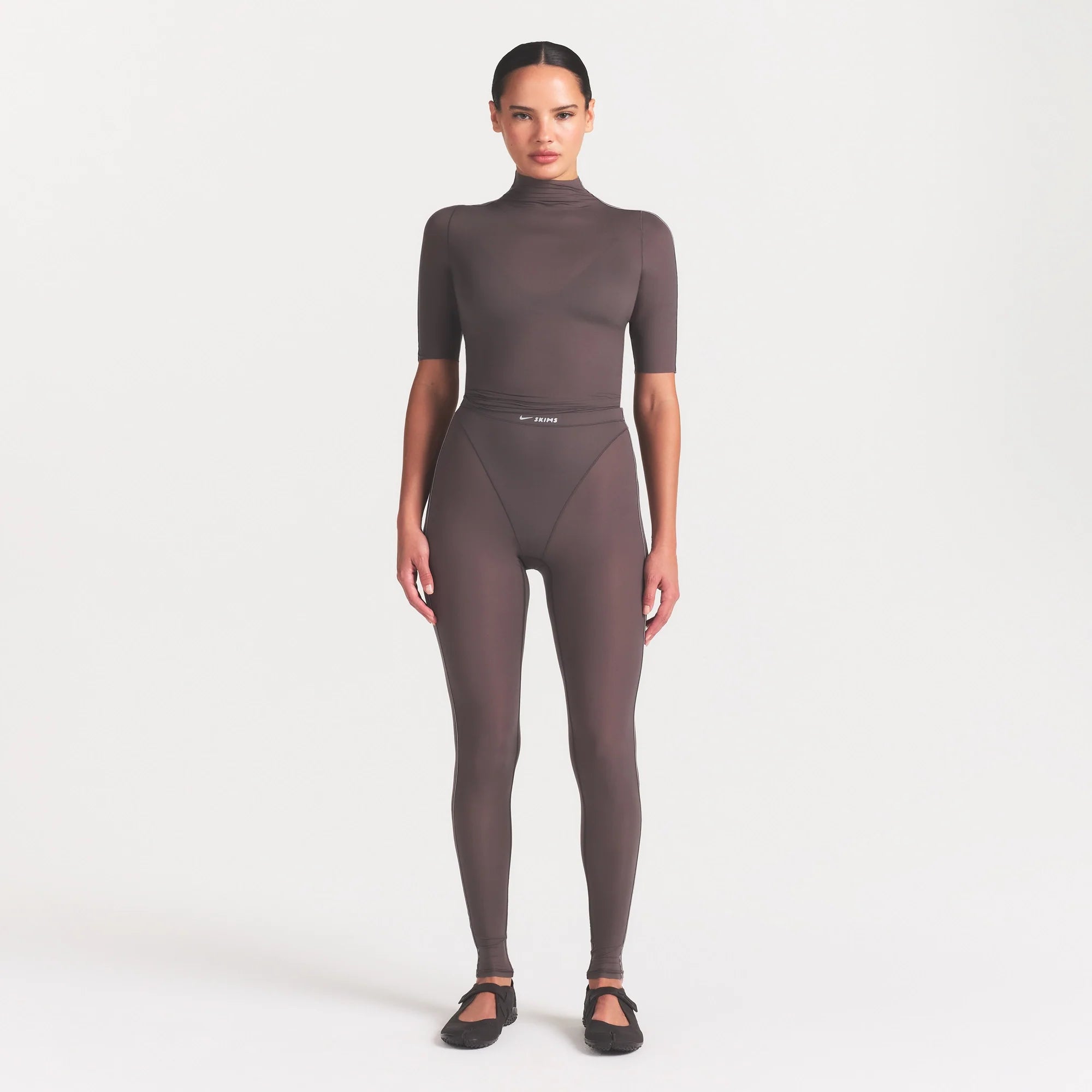 NikeSKIMS WEIGHTLESS LAYERS V-PANEL 28" LEGGING | BOULDER ON A MODEL FRONT VIEW @ | FOCUS: 0.0, 1.0, 0.9